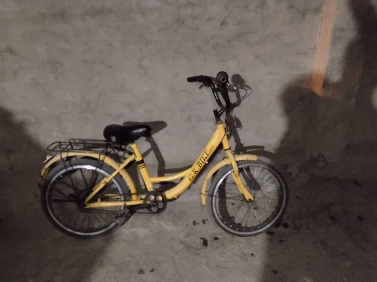 بايسكل نضيف عوزه بس تاير امامي وبريكات للاتصال *********** والسعرخاص
