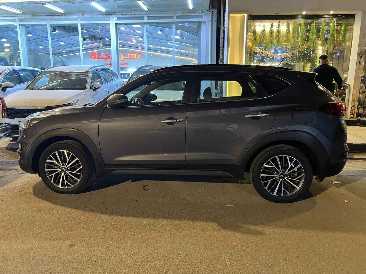 توسان 2020 رقم اربيل باسمي
السياره فول مواصفات خليجي 
بانوراما  وبصمه وكشن كهرباء / ومكينه 2000
وبعد بيها مواصفات وشاشه وكامرا 

السعر 18400$$
بغداد الكراده قرب كهرمانه 
***********
ابو فهد
