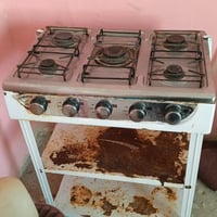 كاونتر قطعتين طول مترتين طباخ ميز 5 عيون وتنور حجم. كبير السعر 150 الف...