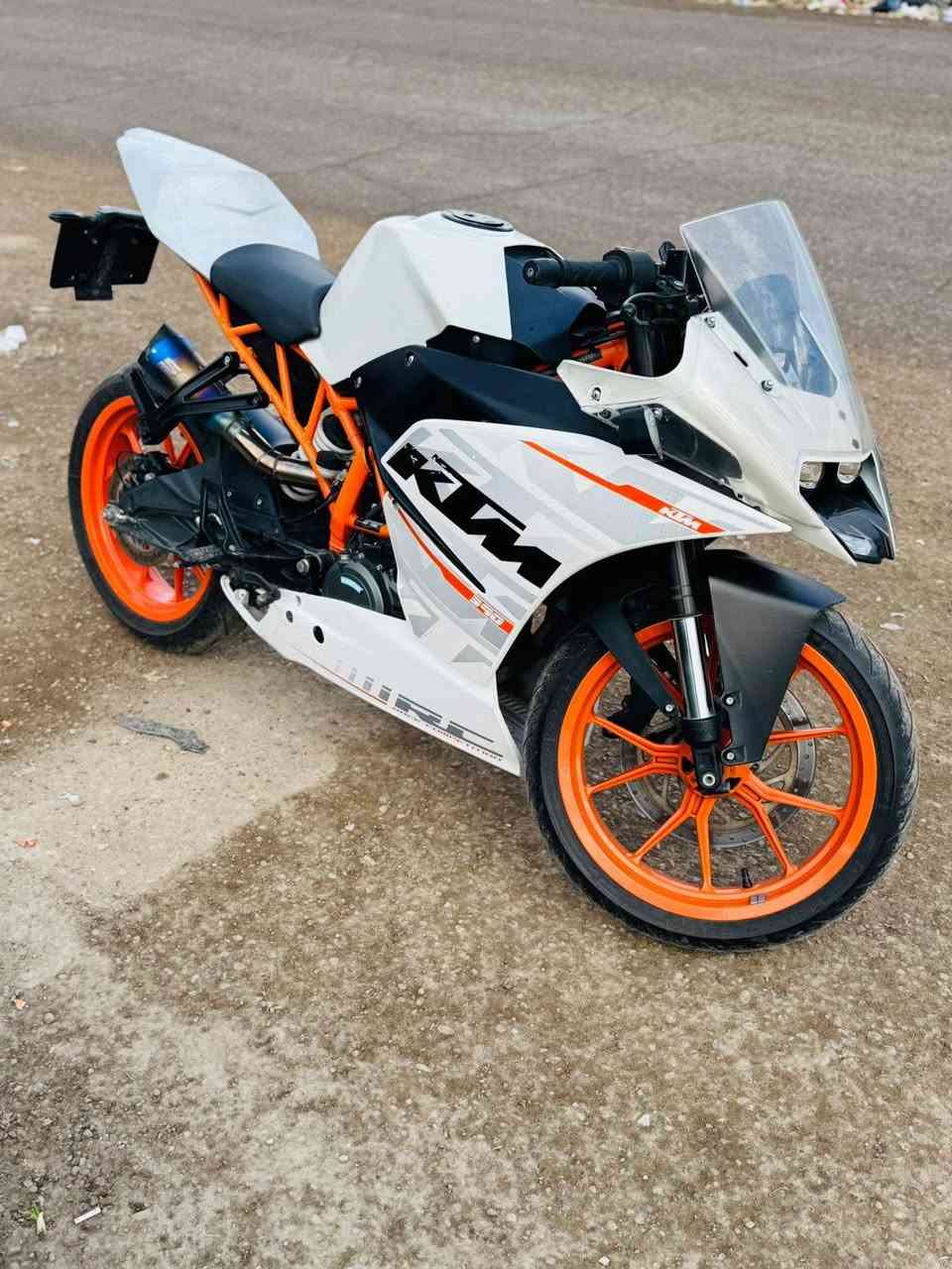 سلام عليكم دراجه نوعKTM RC 390
مديل ٢٠١٧
ماشيه 4 الف بحالة الوكاله
نضام ABS من شركة BYBRE
 اكزوز رياضي من شركةSC-Project
سعر دراجه 20 وبيها مجال
مكان الدراجه بغداد اليياع سويب 
هـ ***********
