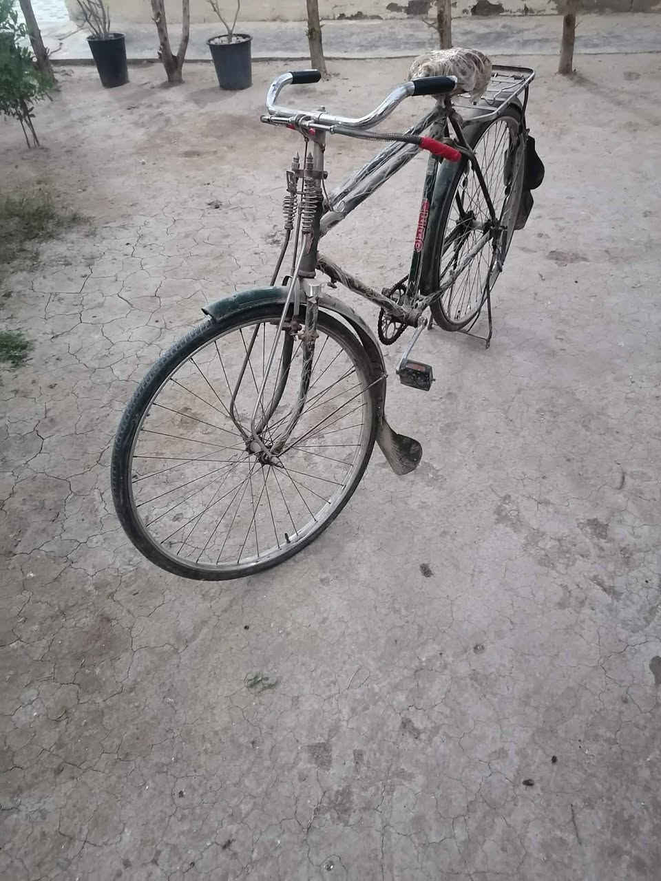 السلام عليكم شباب من رخصت مدير الكروب متاح باسكل حجم 28 نظيف مثل ما واضح بالصوره  نقص بس تاير خلفي المكان مقابيل معسكر المحاويل والشراي بخير ويتدلل هذا رقمي ***********. ***********
