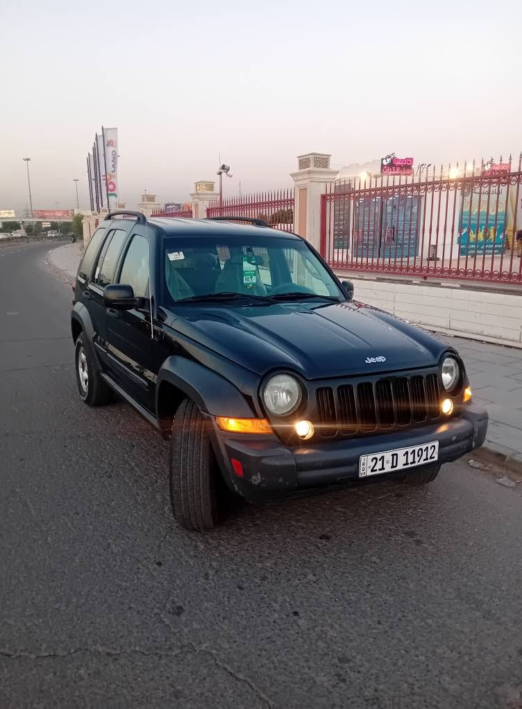 السلام عليكم للبيع جيب لبيرتي 2006 وارد أمريكي بدون حادث فقط صبغ بنيد وقمارة بسبب الجراد بدون قطرة معجون 
رقم سليمانية الجديد باسم كرايبي هنا ابغداد تريد تحويل او وكالة 
محرك السيارة 6 سلندر 3700 كير اوتماتيك فور ويل 
تبريد تدفئة كاملة السيارة 
فقط نقصها المحرك بي لاستيك ولف كايم 
عارضها ب75 ورقة وبيها مجال بسيط 
مكاني بغداد حي الجامعة 
للاتصال ***********
*********** بغداد, العراق

