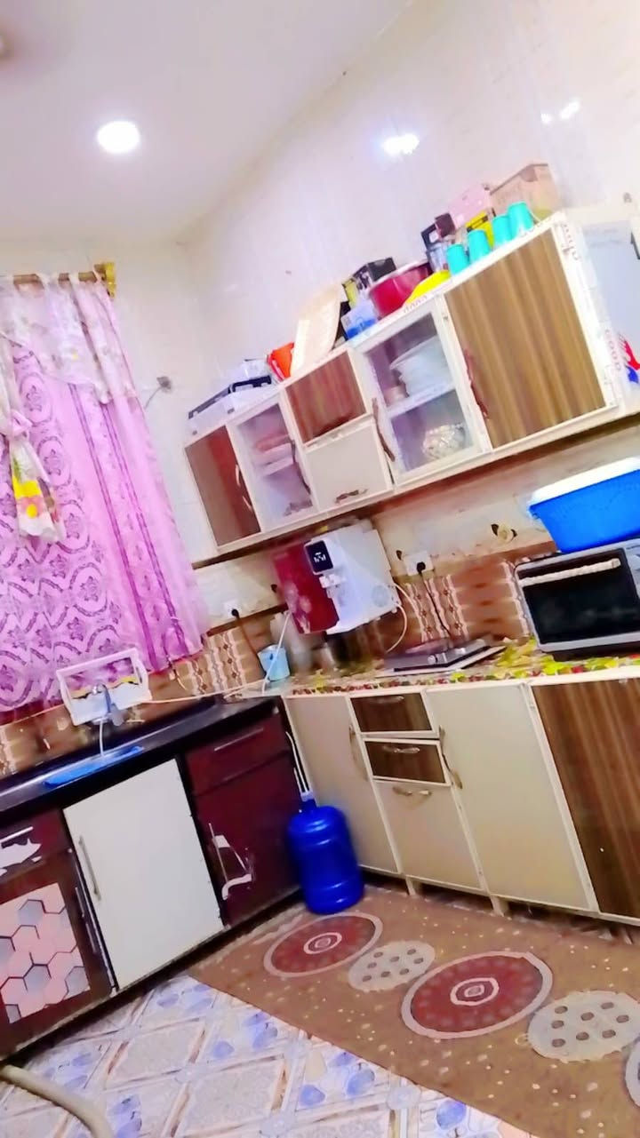 السلام عليكم ورحمة الله وبركاته
بيت للبيع مساحه 190 البيت يتكون الطابق الأول غرفة نوم +هول +مطبخ حار وبارد وحمام 
صحيات خارجية 
الطابق الثاني غرفتين نوم +هول+صحيات بيتونه سطح البيت بناء حديث 2022
ع الشارع مدارس+مستوصف قريب ع الحولي مجاري كهرباء مولد نت ضوءي
 نتصال على الرقم *********** ثاني ***********
