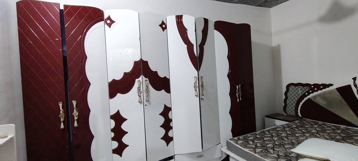 مرحبا ....
عندي غراض للبيع 
غرفة نوم . ثلاجة . غسالة . كاونتر . شاشة . مراوح  كلهن شغالات 
تعال قيم واخذ وبخدمتكم  ***********
