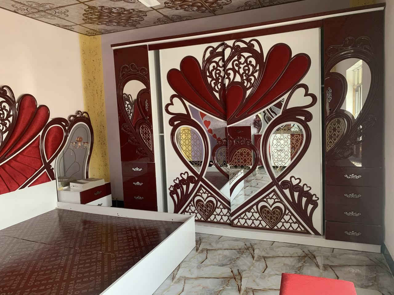 السلام عليكم
غرفة نوم خمس قطع تركي 
نظيفه كامله مكمله 
السعر 750الف وبيها مجال شي قليل 
متواجد خاص 
رقم ***********
