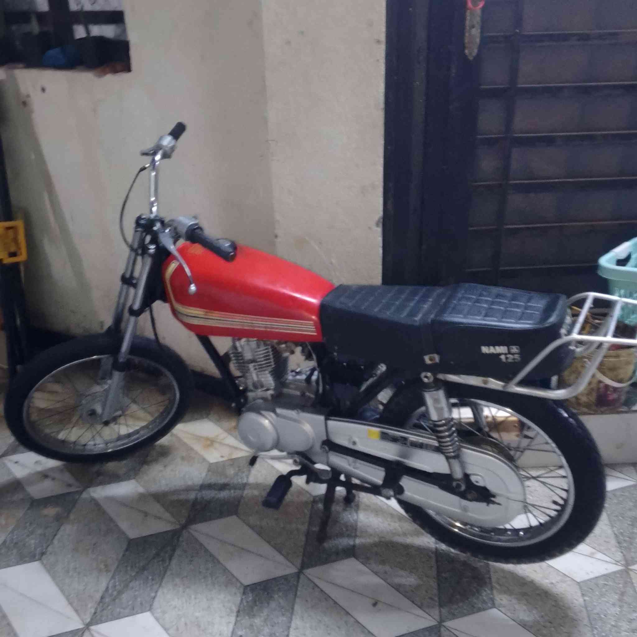 سلام عليكم يراني البيع دوات مكينة مفتوحة مبدل بيهة بس ولفات فقط درجة حلوا ونضيفة مكينة ناعمه شلعا ومعدل شرط طيك درجة لا تبخير ولا تنقيص وشغل هندر واحد شري بلك جديد دهن جديد ويلا خلفي ومامي جديد درجة حلوا سعرها 425وبيهة مجل مكني جزيرة فيروزية وهاذة رقمي ***********
