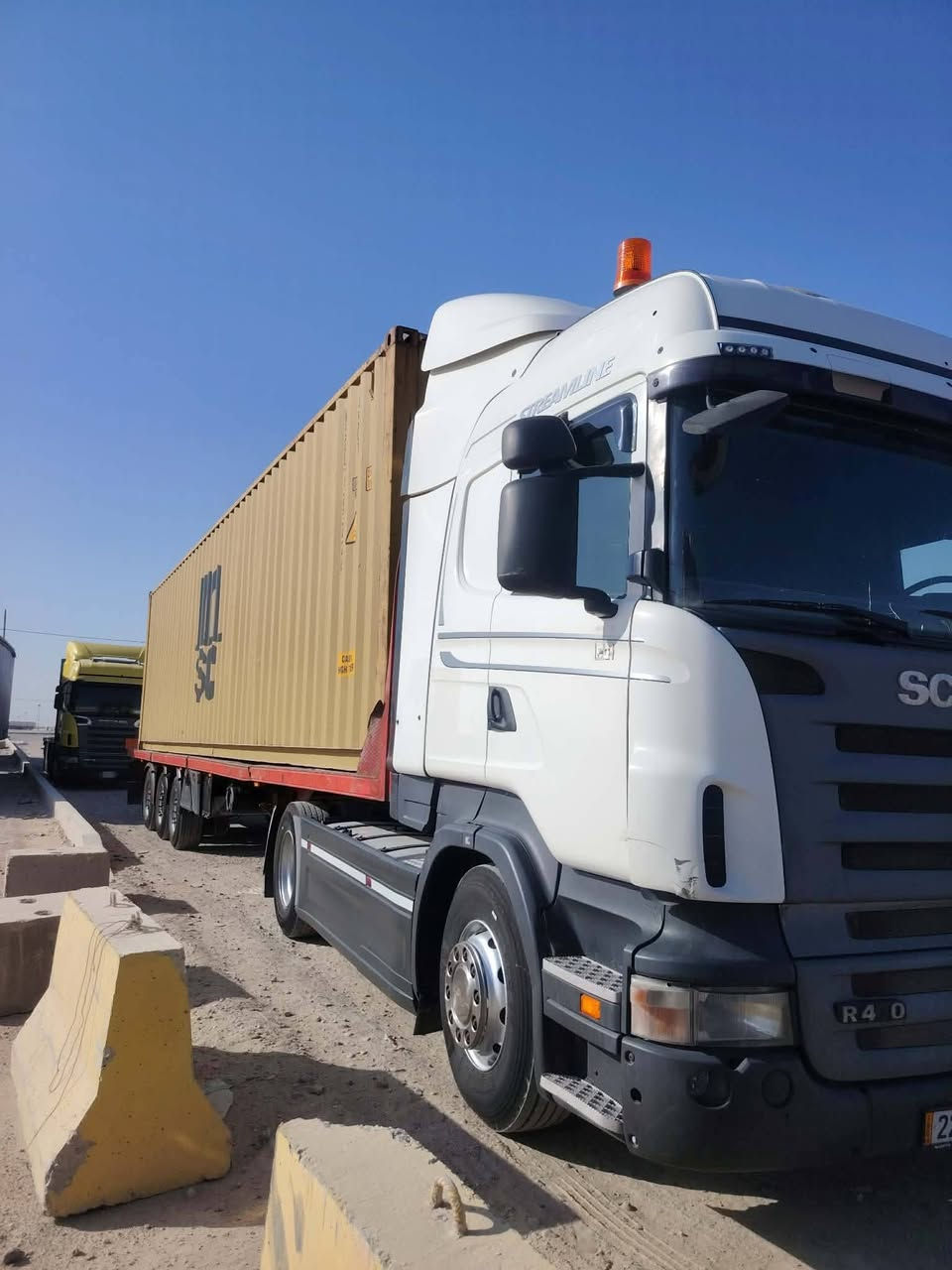 سلام عليكم سكانيه للبيع موديل 2010 سيارة بسمي مكينه 420 جديده قماره وكير مكفول تبريد شغال رتايدر ٥طكات شغال عربانه فول جنرال دسك جاهز ايبي اس كير 10:003X3 السعر 330 X *********** ***********
