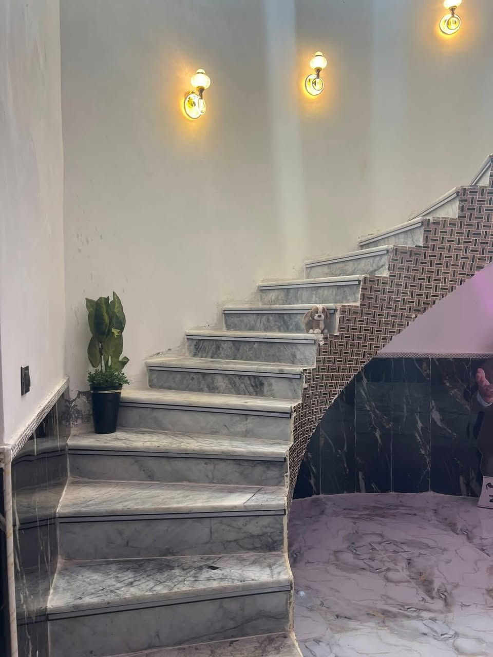 بيت للبيع زراعي مشمول بتطويب مساحه ٢٠٠ متر عنوان ناصريه منطقة السبل نزلى الاولى قرب مكتب الفرطوسي بناء جديد وحديث سنة ٢٠٢٦ مبني طابوك صب كونكريت يتكون من غرفتين نظام سويت ومطبخ حار وبارد وصاله فوك وصاله جوه واستقبال وأربع حمامات وكراج سياره الاتصال *********** كافت الخدمات ماي ومجاري  حكوميه وكهرباء باب البيت سعره البيت 78 وبيه مجال الشراي
