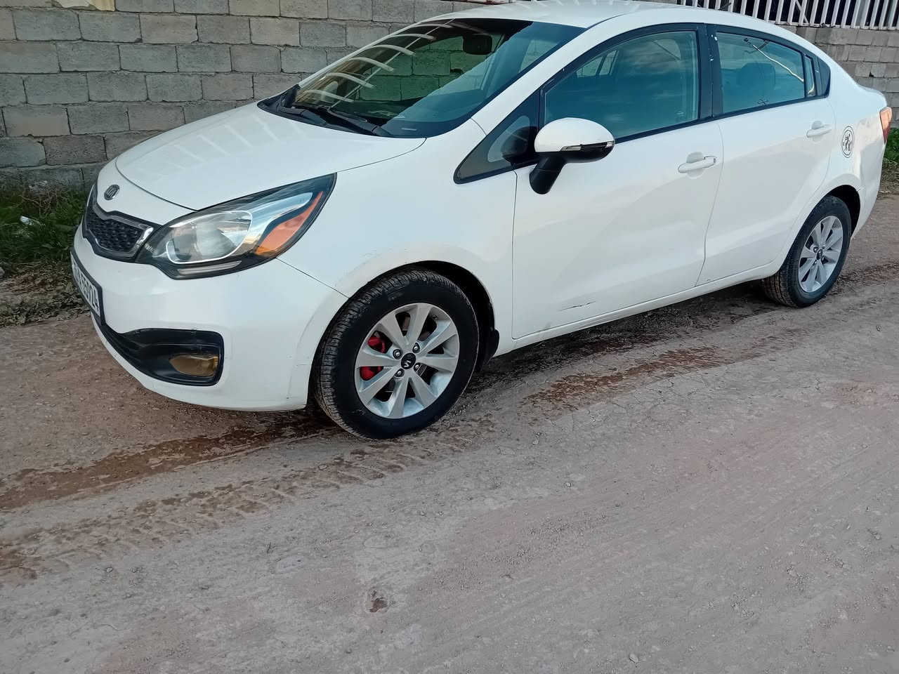 كيا ريو للبيع موديل 2012 سيارة جديده صبغ قطعتين فقط السنويه جديده رقمها ديالى  السعر 93  وبيها مجال العنوان ديالى الأسود ***********
