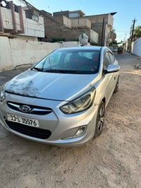 اكسنت للبيع السيارة بيها طخات قطع صبغ أبيع صبغ احزام سعرها 80 وبيها مج...