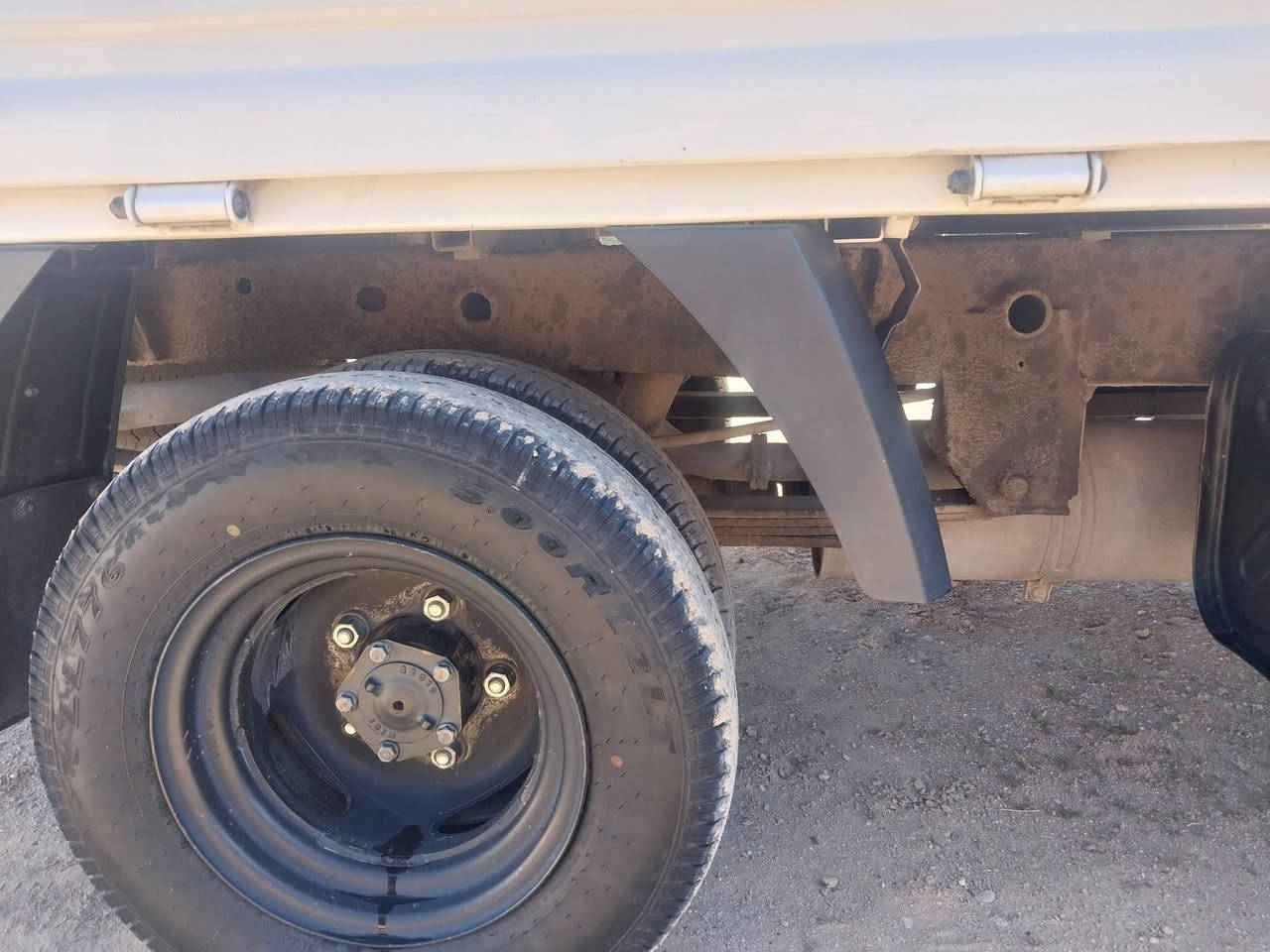 السلام عليكم ورحمة الله 
كيا حمل للبيع موديل ( ٢٢ ) سيارة مكفولة من كل عيب ، مكينة ، شاصي ، كشر ، كاملة المواصفات ، تبريد ثلج ،  ماشية ١٣٠ الف ، رقم بغداد ، تحويل مباشر ، 
للإستفسار الاتصال على ارقام صاحب السيارة :
***********
***********
