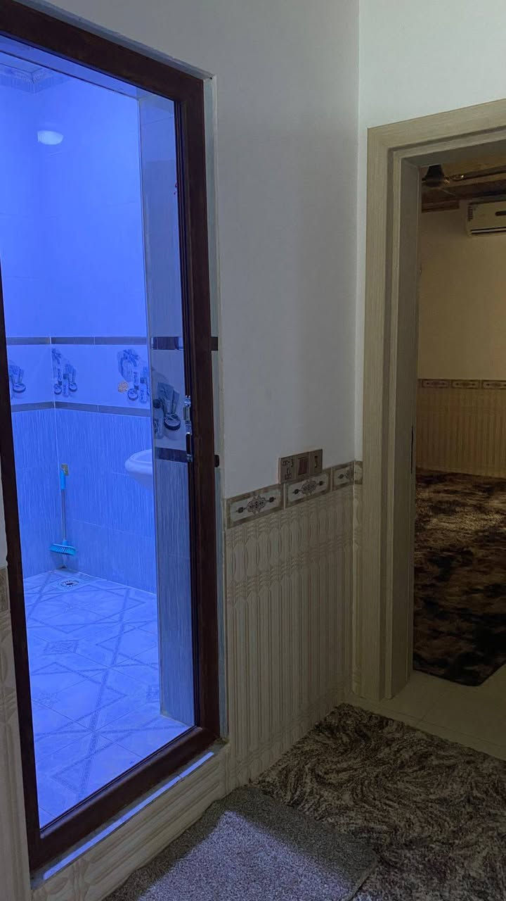 بيت للبيع اغا خليفه موقع مميز قريب عل شارع العام (طابو صرف)  مساحه105متر خلف البيت مشتمل مساحه50متر جاهز البيت منطي ايجار  بناء البيت طابقين عدد غرف نوم3
استقبال مجمع درج 
مطبخ حار بارد حمام صحيات  كاشي سيراميك سقف ثانوي 
كراج سياره السعر90مليون وبي مجال رقم الهاتف***********واتساب
