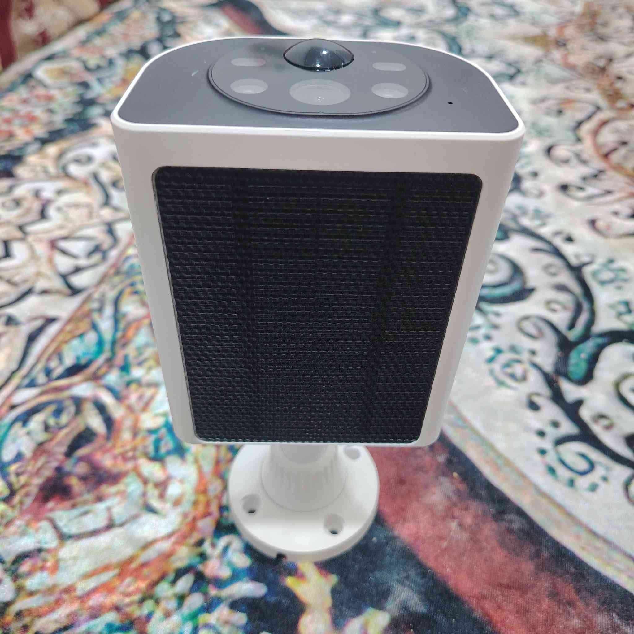 ٢٥ ع اول تم وب العافيه 
هذا الجهاز هو كاميرا مراقبة ذكية من ماركة داهوا (Dahua). 

نوع الجهاز: كاميرا مراقبة داخلية ذكية.

المميزات: توفر دقة عالية للفيديو وتدعم الاتصال بالواي فاي (Wi-Fi).

الوظائف: تدعم خاصية الصوت ثنائي الاتجاه، وكشف الحركة، وتنبيهات فورية عند اكتشاف أي نشاط.

التخزين: تدعم خيارات تسجيل وتخزين مختلفة للفيديوهات.


**إذا كنت صاحب هذا الإعلان وتريد حذفه لأي سبب، رجاءا أرسل رسالة إلى الدعم الفني**