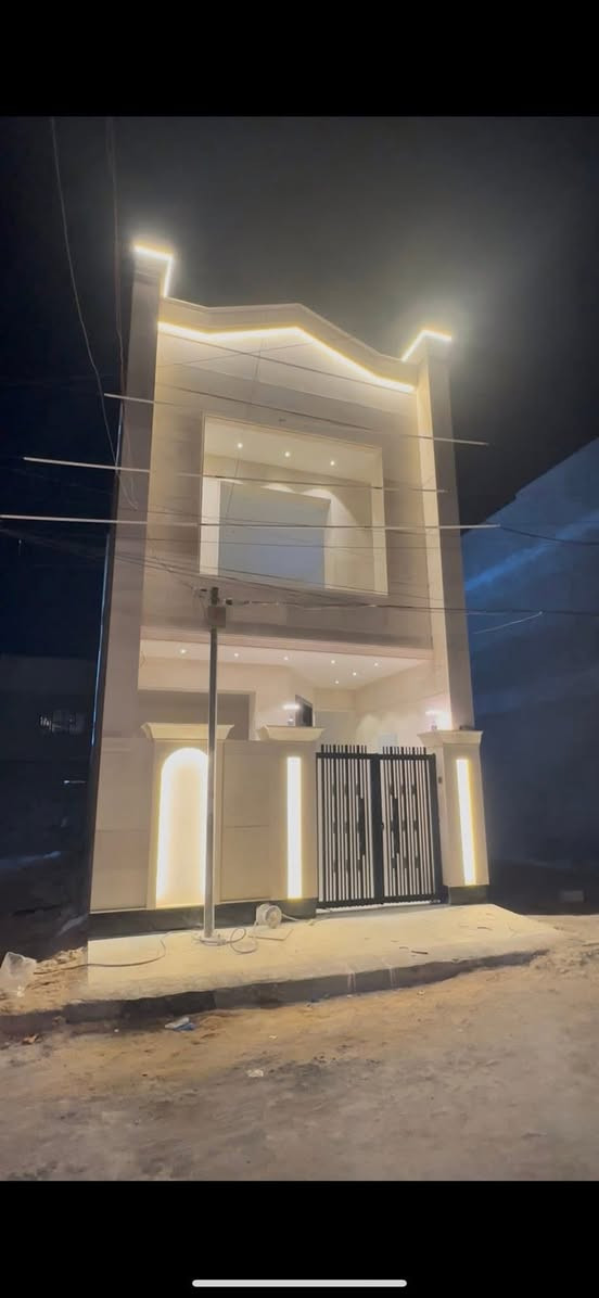 السلام عليكم بيت مساحة 100متر واجة 5 نزال 20 واجه البيت مرمر ربط يحتوي على 4غرف نوم وخدمات عدد 3 يقع في بغداد حي الجهاد المخابرات خلف جامع محمد رسول الله مباشر 
للاستفسار الاتصال ***********
