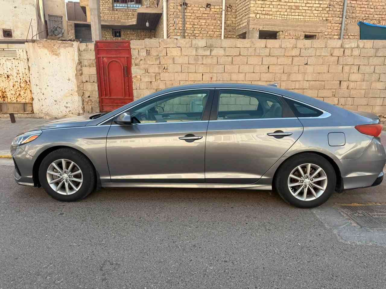 السلام عليكم
سوناتا موديل 2018 وارد امريكي للبيع حادثها خلفي مثل الصوره ماشيه 79 الف بيها رصعه بالجاملغ الامامي الايمن السياره بأسمي 
السعر 130 ورقه مكان السياره الرمادي 
الاتصال ***********
