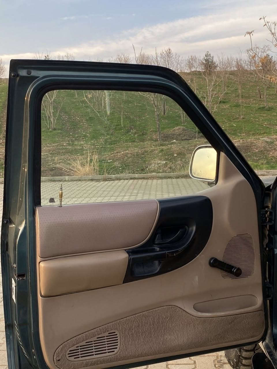 سلاو تان لێبێت هاوڕێیان  ئەم سەیەرە بۆ فرۆشت مازدای ئەمری کیە تاکو ڕوبعە  مۆدێلی 1998 ڕەقەم سلێمانیە  بیلاد ٤ بستۆنە تاک ئەکسلە مەکینەو گێڕو تەقەو ڕەقەو هەموو گیانی بەشەرت هەدەمێ سەنەوی بەسەر چوە  سعری ٥٠ گەلایە ، کێ حەزی لێبوو لەخزمەتیام) تەلوفونم بۆ بکات ،،***********
