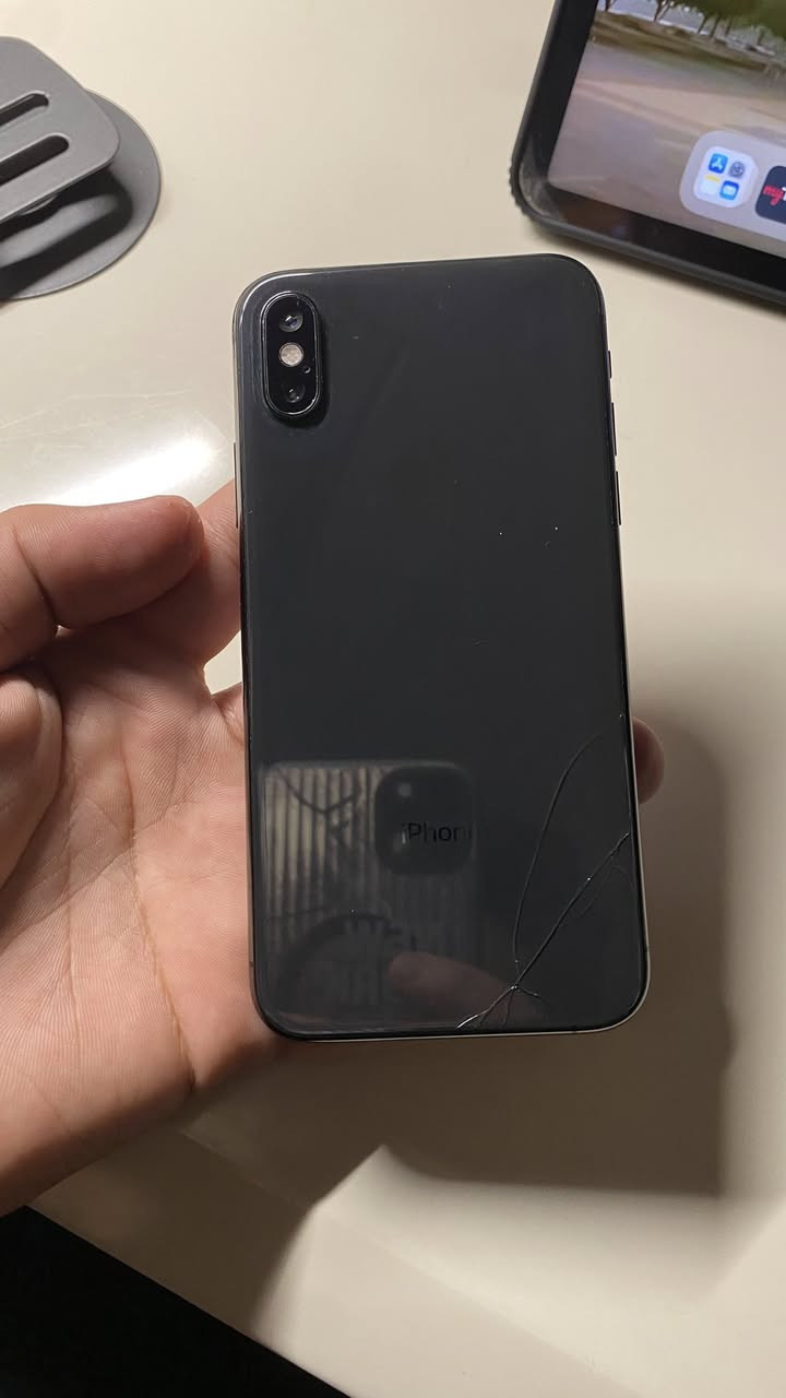 للبيع – iPhone XS ذاكرة 512
الموقع: بغداد – البلديات  

عندي ايفون XS سعة 512GB.  
قبل لا يوكع مني كان شغال طبيعي 100%. بعد ما وكع انفطرت الشاشة والظهر، ورحت لأبو صيانة وخرب الجهاز وما عرف يرجعه مثل قبل.

هسه الجهاز يشتغل وتكدر تستخدمه للتصفح بشكل طبيعي، لكن بي شوية مشاكل مثل السيم كارت حالياً ما يشتغل. الجهاز مفتوح تخطي، يفيد:
- استخدام ثانوي
- أو لأبو صيانة يصلحه ويرجعه طبيعي

اني هسه استخدمه للتصفح عادي.

اللي يفيده الجهاز يخلي سعره.  
وإذا أحد عنده جهاز للمراوس ممكن نبدل حتى لو أنطي فرق بسيط.

📍 الموقع: بغداد – البلديات  
📞 ***********
