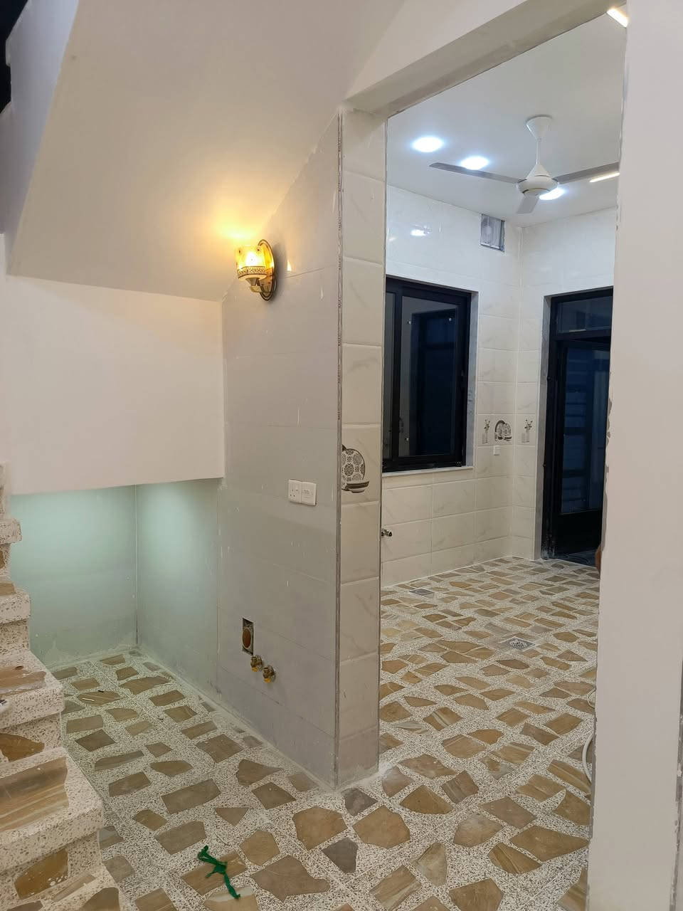 الدار للايجار 
الموقع الموصل حي القادسية الثانية خلف مدرسة زهرة المدائن 
المساحة ١١٠ متر ركن 
البناء طابقين 
الطابق الاول  مطبخ واستقبال وصاله وغرفه نوم وحمام وتواليت 
الطابق الثاني يحتوي على ٣ غرف نوم وصحيات 
سعر الإيجار ٥٠٠ الف نهائي 
للاتصال على الرقم ***********
او التواصل على الخاص 
مكتب نون لتجارة العقارات الكائن في حي المصارف مقابل مسبح الابراج قرب مطعم السلطان 
اوقات الاتصال من الساعة العاشرة صباحا وحتى الساعة التاسعة مساء
