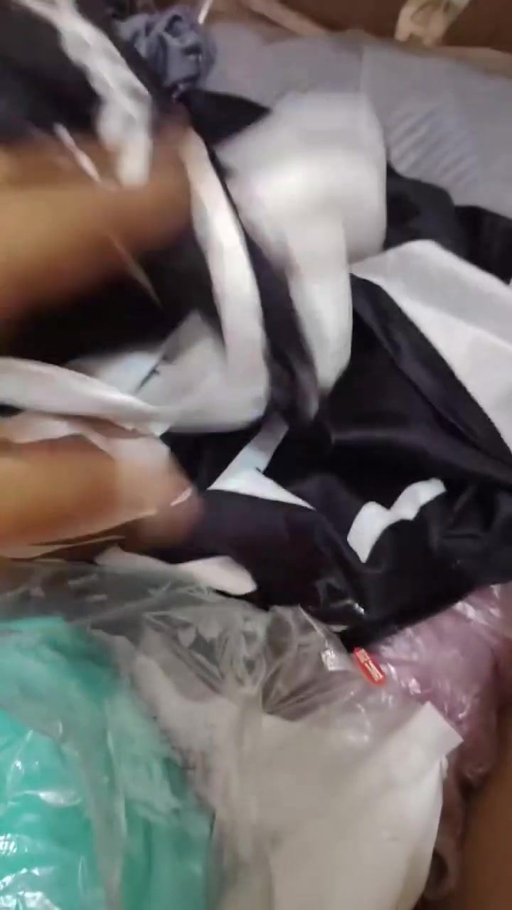 السلام عليكم للبيع ملابس امزون يجي بيها ملابس نسائيه ورجاليه ويجي بيها تلبيسات مال كشنات ومال كراسي اكثر من 40 قطعه سعر 20ألف فقط عنواني سكندريه بدور مقابل المدرسه الهيكل ‏‪0788 438 5273‬‏
