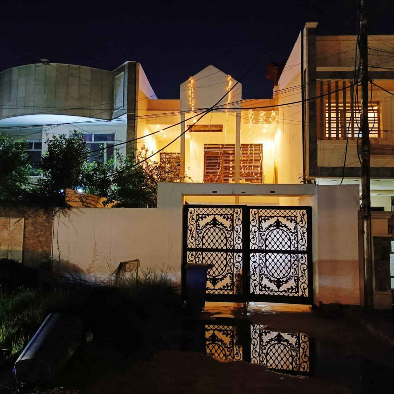 🏡 منزل مميز للبيع
تدور على بيت واسع ومتكامل بموقع ممتاز؟
هذا البيت ممكن يكون اختيارك الصح 👇
🔹 المساحة: 200 متر
🔹 طابقين تصميم عملي ومريح
🔹 5 غرف نوم مناسبة لعائلة كبيرة
🔹 صالة كبيرة 13.5 × 5 متر
🔹 مطبخ
🔹 خدمات كاملة
🔹 قراج سيارة
🔹 حديقة للراحة ولمّة العائلة
📐 المواصفات:
▪️ الجبهة 6.34 متر
▪️ النزال 30 متر
📍 الموقع:
منطقة البنوك – الفتلاوي
خلف الفتلاوي، بالشارع المقابل لـ هوم بلازا
عرض الشارع 20 متر
السعر 635 مليون
موقع حيوي وقريب من كل الخدمات
💰 السعر مناسب وقابل للتفاوض
📞 للمعلومات والمعاينة:
الاتصال مباشرة *********** زيد الماجدي
