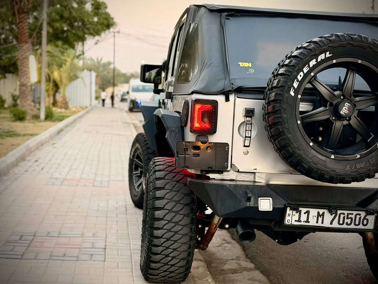 السلام عليكم للبيع او مراوس
جيب رانكلر jk فول تزويد 
2012  السياره بدون صبغ كير مكينه اكسل مكفولات 
١ السياره عليه ترفيعه ٣.٥انج راف كانتري
 ترفيعه بدي تير فلكس١.٥
دبلات ستيرن راف كانتري 
قماره مائله بيست ستوب  حامله سبير مائله سمتي بليت 
دوسات كهرباء 
دعاميه اماميه سمتي بليت 
ونج وزن ٦طن 
شباك توب فاير 
دعاميه خلفيه توب فاير 
دبل اكزوز بارلا اسود 
فندرات خارجيه توب فايرمع اضاءه  
فندرات داخليه بوزن سبايدر مع اضاءه 
فندرات جانبيه بوزن سبايدر مع اضاءه 
لايتات وبروجكترات سستم بكلايت لد 
لد بار بروجكتر 
ويل ١٧rdr تايرات حجم ٣٥ 
تخم تاير كودير ٣نقشات
بصمه وتشغيل عن بعد 
شاشه تسلا وكامره مربوطه ومعرفه 
صدر امامي خلفي جديد
باتري اميرون اخضر جديد 
داخل غلاف كاربون فايبر  كشنات جلد 
السعر 165 ورقه مجال بسيط جدا جدا

العنوان بغداد حي الجهاد 

للاتصال 
***********
