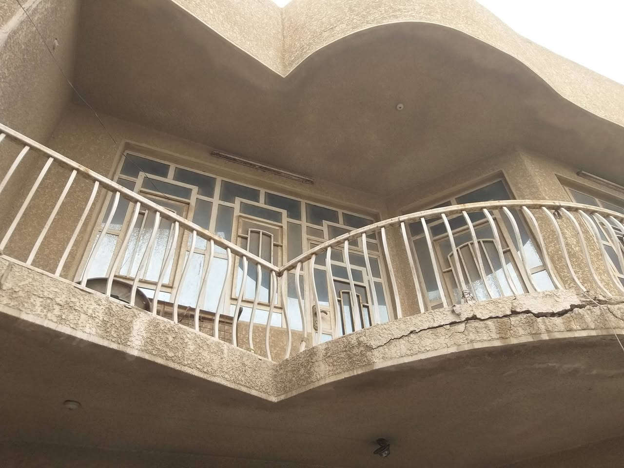 بيت زراعي ٢٠٠ متر منطقة البلديات شارع المرور قرب دائرة الفحص المروري
البيت طابقين يحتوي على ست غرف نوم ، غرفتين في الطابق الارضي والاربعة الباقية في الطابق الثاني 
غرفة الاستقبال 7×4
صالة عدد اثنين فوگ وجوة
الخدمات حمام فوگ وحمام جوة
تاريخ بناء البيت 2010 

السعر ٢١٠ مليون قابل للتفاوض .
للاستفسار اكثر الاتصال او مراسلة وات ساب ، على الرقم ادناه ***********
