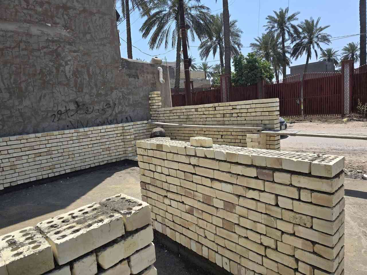 (((  ابو بنين المقاولات )))
عرض البناء الاقوى في بغداد 
  بناء.   نقد وبالقسط  كافت المناطق بغداد شتغل بكل زراعي كافت لمواقات عليه
***********انتصال 
عرض البناء يبده  300  الف الحد ٤٠٠الف للمتر المربع الواحد فقط ذرعة سقوف .. 
وفق المواصفات الانشائية التالية :-
1-تهيئة الارض  الارض و فرش طبقة من السبيس الخالي من الشوتئب و الجلمود عند الحاجة و حدل الارض بحادلة 20 طن للوصول الى المستوى المطلوب.
2-رش الارض بالمبيد الحشري الجرثومي عالي الفعالية مع فرش طبقة من النايلون الزراعي.
3-تأسيس شبكة مجاري 4انج الامل الشريف مصري مسلح ثلاث طبقات.
4-قالب الخشب و تسليح نشر حصيرةواحدة حديد بنشر 30سم مع اضافة جسور بابعاد اتاري 25سم ناجح بالفحص و باقطار حديد نصف انج مع شيش قياس 5 نوع عراقي f.f .
5-صب الاساس باسمنت مقاوم خلطة c30 بارتفاع 40سم للرفت.
6-صب البتلو مع اضافة مواد عازلة للرطوبة.
7-البناء يكون بالطابوق الابيض الجمهوري.
8-صب الاسقف نشر 30سم مع جسور بارتفاع 30سم و مواصفات الطابق الثاني و البيتونة نفس القياسات المذكورة.
9-تأسيس شبكة الماء مسلح درجة اولى تركي.
10-تأسيس الكهرباء نوع سيمنز العقبة الاردني.
11-تطبيك الارضية بكاشي موزاءيك وبورسلين تطبيك الحمامات و المطابخ بالسيراميك الايراني الدرجةالاولى
13-عمل الجص و البورك بمساطر بقياسات 90 سم و البورك نوع غزال او مالج.
14-الواجهة مرمر و بورسلين بنسبة 50% من كامل الواجهة بدون اي اضافة بالاسعار.
15-ديكورات جبسوم بورد للصالة فقط.
16-الانارة نوع سعودي او اماراتي بضمان 5 سنوات و الميزانية نوع (اي بي بي ) سويسري ضمان 25 سنة.
17-الفتنكات الصحية و الاثاث للصحيات نوع تركي درجة اولى.
18-لبخ المناور و الجدران الداخلية و الستارة للسطح مع النثر.
19-بايات الدرج كرانيت درجة ثانية او بورسلين حسب اختيار الزبون
21-محجر الدرج المنيوم تركي .
22-الابواب الداخلية تركية بقياس 210سم .
23-الشبابيك حديد او المنيوم مع زجاج بقياس 6ملم و ابواب المداخل حديد.
24-باب الاستقبال قاصة تركي المنشأ مع كيلونات ايطالية بضمان 20سنة من شركة E-Form.
25-السطح شتايكر مع فلين بسمك 3سم مع زميج مع عازل رطوبة.
26-تجهيز سخان سعة 120لتر مع تجهيز تانكي ماء سعة 1000لتر مع بوستر مع مضخة ماء درجة اولى.
27-باب السياج الخارجي حديد درجة اولى.
28-شبكة معالجة ارضة مع شبكة خطوط كامرات مع انترنيت .   المواصفات المذكورة تثبت و ترفق بالعقد .لمتر هيكل يبده من ١٨٥ الحد ٢٢٠
كافت مناطق الزراعي 
اشتغل جميع لموافقات عليه اي زراعي اني شتغل
