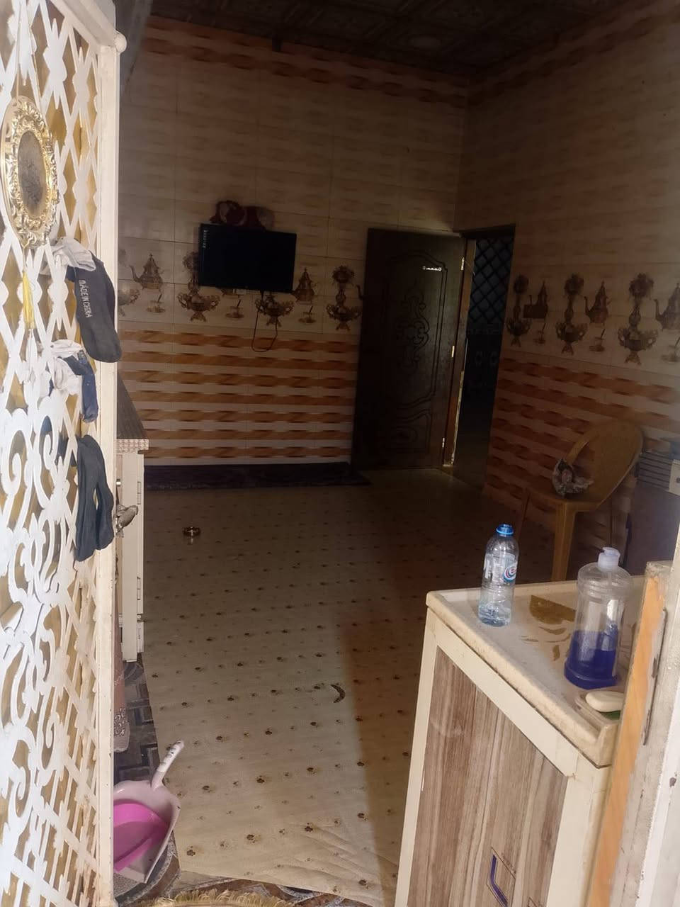 رقم ***********
ت بل جزيرة باب الهواء قرب كاضم تمره قريب عل شارع العام مساحه 200 متر غرفتين+ صاله و صيحيات داخليه وخراجيه ودوانيه ومطبخ الطابقة الثاني يتكون من غرفتين وصالة وصحيات وسطح البيت بي خطين كهربائ + امبيريه
سعر 90 بيت كامل مكمل مستعجل عل بيعه
