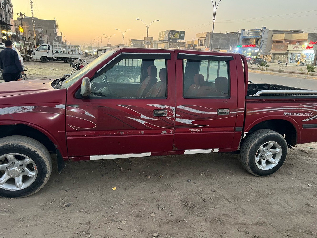 السعر 45
موديل 2008
نوع صيني كانو
رقم بابل انكليزي بسمي
شنو الموديل/الفئة بالضبط مال الـ GONOW؟ وإذا بيها دبل لو عادي، وديزل لو بنزين؟: 
كير عادي وبنزين
شلون حالة المكينة والقير والدفرنسات، وشكد ماشية تقريباً؟: 
المكينه بيه رنكات
هل المكيف وباقي الكهربائيات شغالات زين، وبيها أي ملاحظات ميكانيكية أو أصوات؟: 
نعم شغال تدفئه وتبريد 
وين مكان السيارة هسه بالضبط، وهل متوفرة للفحص أو التجربة بنفس المنطقة؟: 
بابل حله
السعر 45 نهائي لو بيه مجال بسيط للمراوسة؟: 
بس مجال