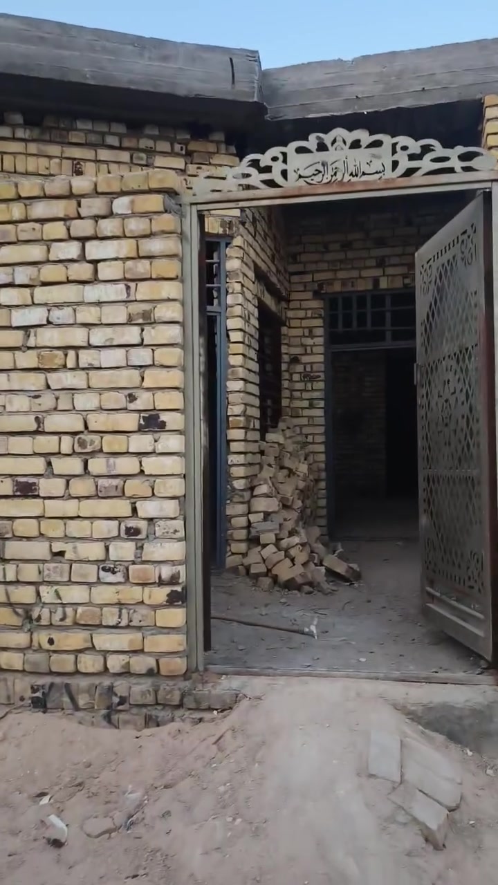 سلام عليكم  120 متر للبيع اساس طابوك بناء بلوك سقف صب كونكريت يحتوي على غرفه او صاله وستقبال شارع المطار جديد بشارع علكم بشارع حاتم الخير نهايت المقرنص لكدام شويه العنوان نجف سعر 29 او بي مجال  ***********
