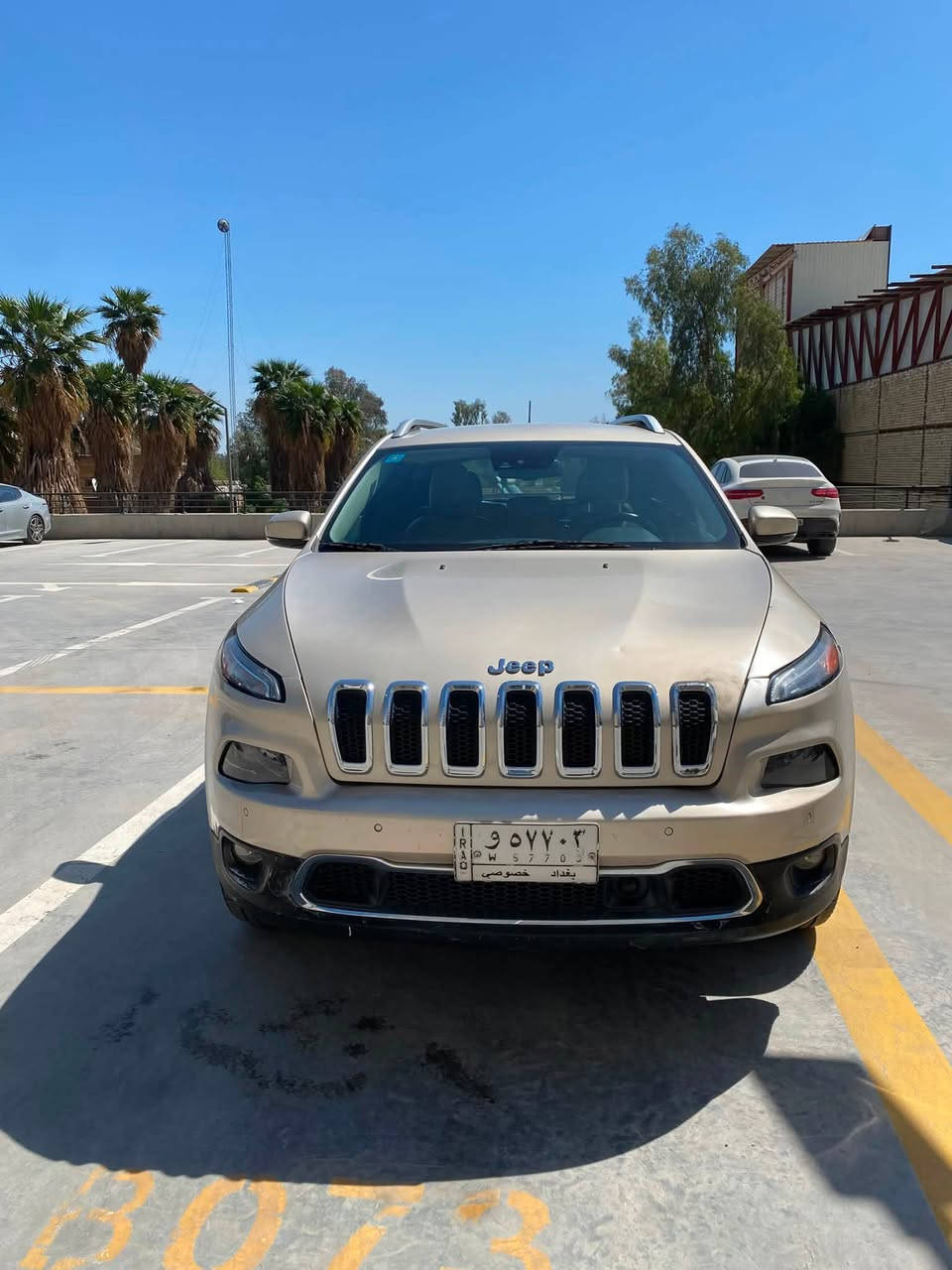 جيب شيروكي (بزون)
موديل 2015 فئة ( LIMTED)
اللون ذهبي 
بدون ايرباك
محرك 6 سلندر 3200 cc
ماشية 133.000 كيلومتر
دفع رباعي 4*4
كامل المواصفات تجي بدون فتحة سقف
اطار ويل كب حجم 18
الگير 9 نمر 
4 انظمة قيادة 
قطعتين تبريد
مقاعد جلد
المقاعد الامامية تدفئة وتبريد
مقعد السائق كهرباء
تدفئة بالستيرن 
رادار امامي
تحذير النقطة العمياء
مانع تصادم
12 حساس امامي وخلفي
اوتو بارك 
اوتو ستوب
هاند بريك كهرباء
مثبت سرعة
 تشغيل عن بعد 
الصندوق كهرباء
*الضرر في امريكا* 
قبغ جنطة خلفية ومبدليها بدون اي ضرر للايرباك
واكو طخة اثناء التحميل بالشباك الامامي وعلى اثرها مصبوغ اقل من ربع البنيد
*الضرر في العراق*
طخة في اعلى جاملغ السائق ومعدلها عالبارد يم المندلاوي
طخة في باب جنب السائق ممعدله
واكو كم تلحيظة بسيطة في باقي اجزاء السيارة ( للامانة) 
السيارة يحتاجلها شوية ترتيب وتكون كاملة
السيارة باسمي وتحويل مباشر 
(السعر (12.200$ )
السيارة موجوده في بغداد - المنصور
متواجد بعد الساعة 4 عصراً 
للتواصل متوفر واتساب  ***********
