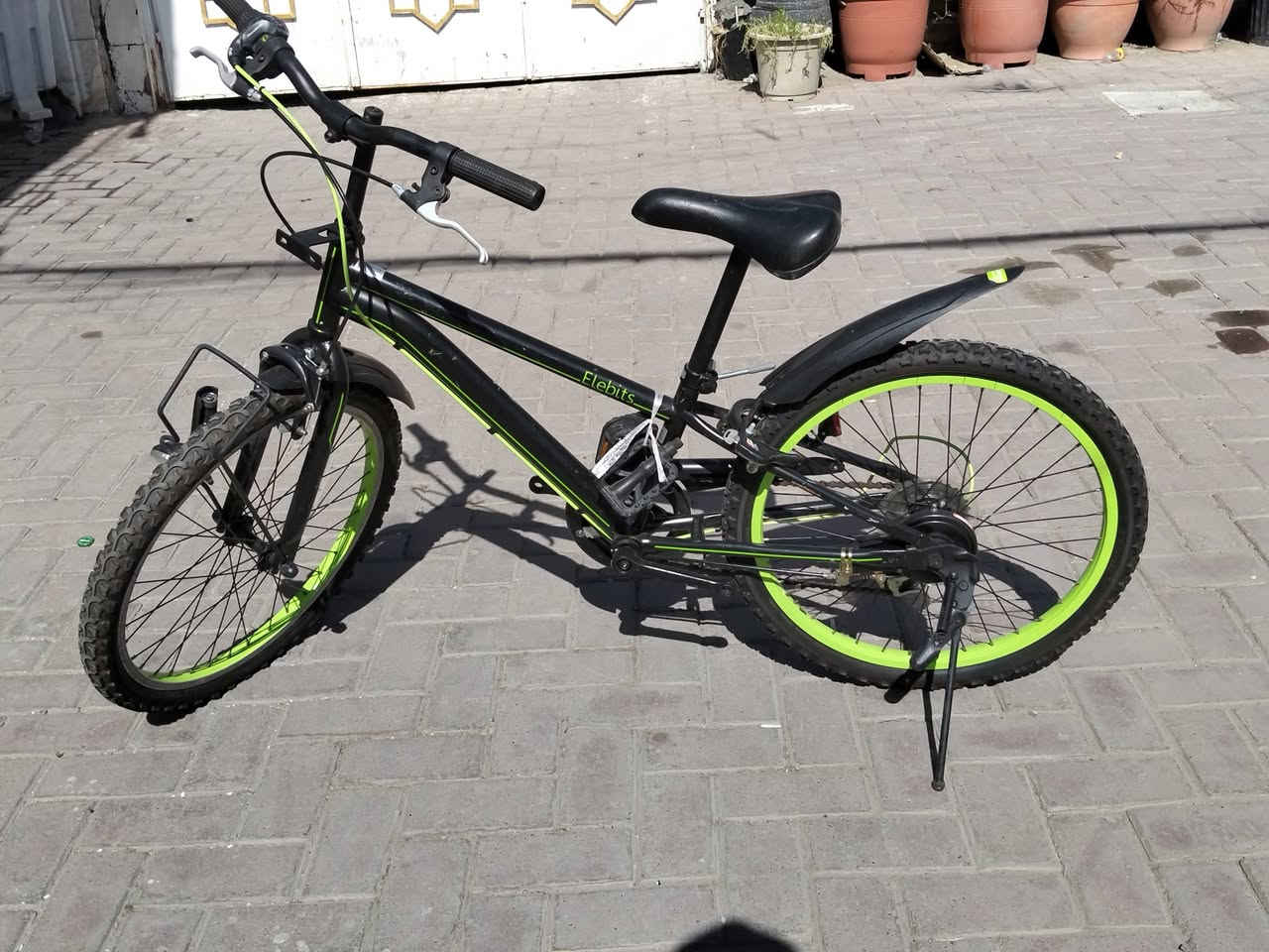 سلام عليكم شباب بايسكلات ياباني باله حاويه حجم 24و22و20 العنوان بغداد الحرية رقم الهاتف ***********
