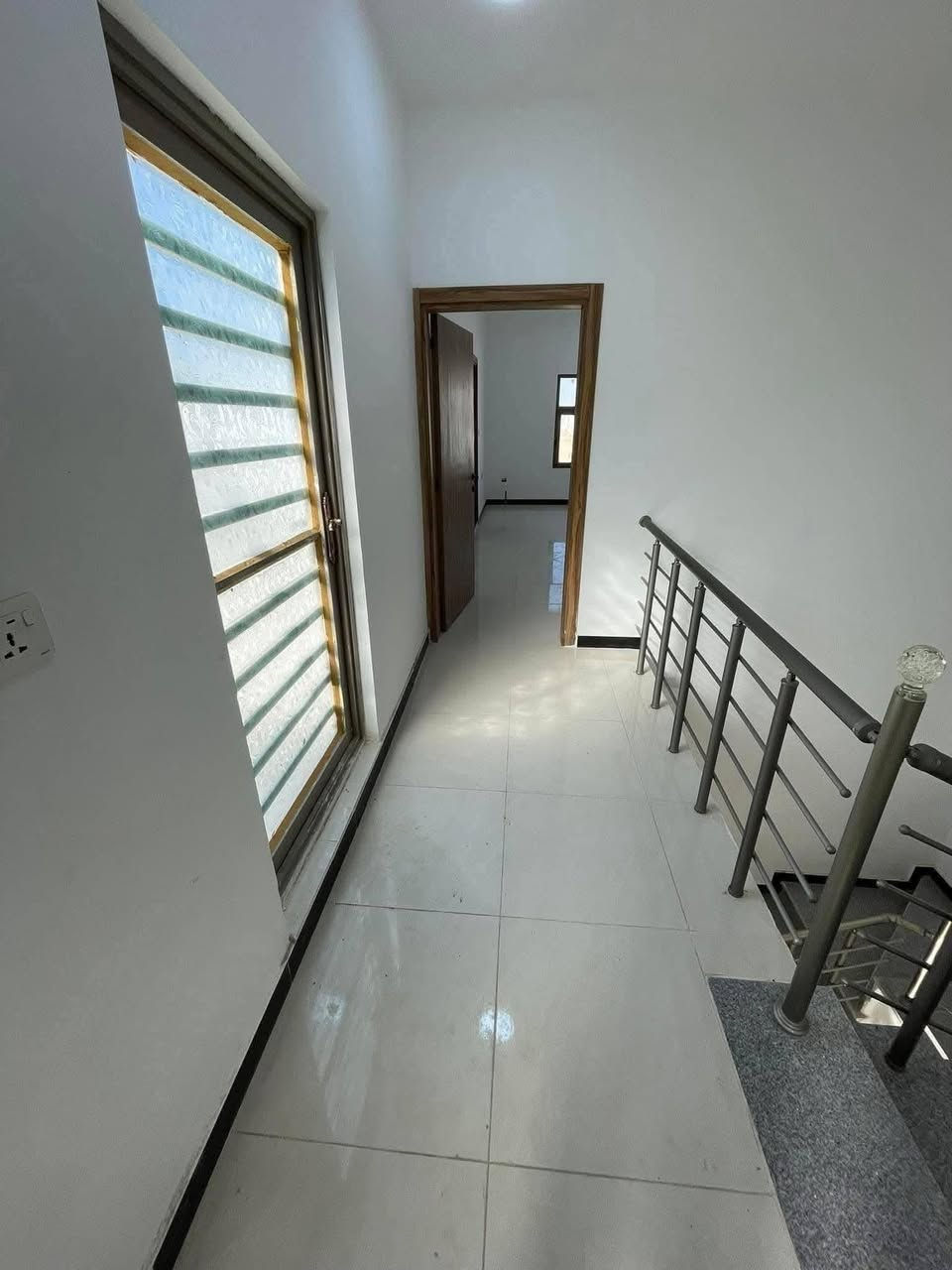 دار للايجار #مجمع الاميرات 2
مساحة 200 متر 
الايجار 425
2 غرف +صالة +استقبال + مطبخ +صحيات +گراج 
للاستفسار الاتصال واتساب:
***********
