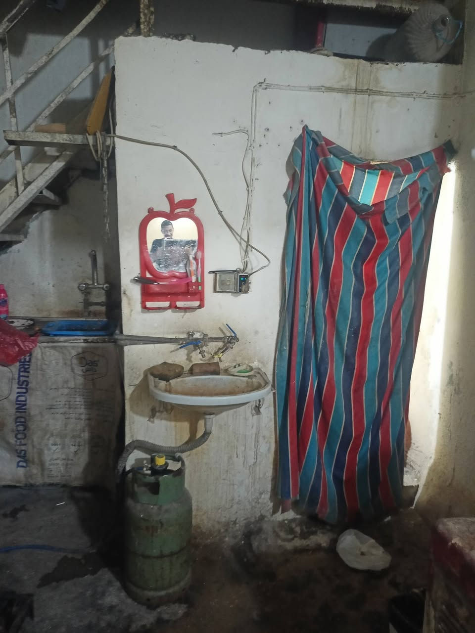 مخبز كامل التجهيزات من عجانه+ثلاجه+مجمده +ثنين تنانير +غرفتين+صحيات +مكانه بغداد الكريعات الي حاب يستفسر أكثر تواصل وياي على هذه
 الرقم ***********اثير 
الرقم ***********اسيا
