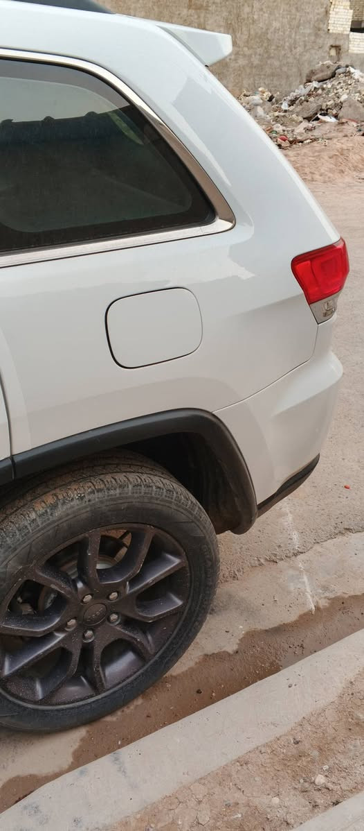 جيب ٢٠١٥
فول ليمتد 
وارد امريكي قطعه مبدله فقط جاملغ امام ايسر  بلا دواخل
وصبغ قطعتين اثر شخوط مكفوله السياره من كلشي 
داخل جلد اسود فول مواصفات
للبيع مستعجل 
١٨٠ معروضه 
بغداد حي اور العنوان 
الاتصال ***********
