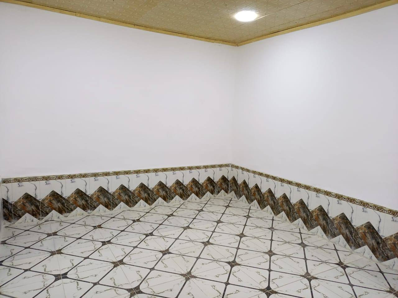 للبيع
بيت ١٠٠م خلفي على ساحه

طابق واحد بناء نظيف عكاده

سعر ٨٥ بيه مجال

يقع في حي اور شارع سبيس

يحتوي على غرفه وصاله ومطبخ وصحيات داخليه وخارجيه واستقبال

موبايل للاستفسار ***********
