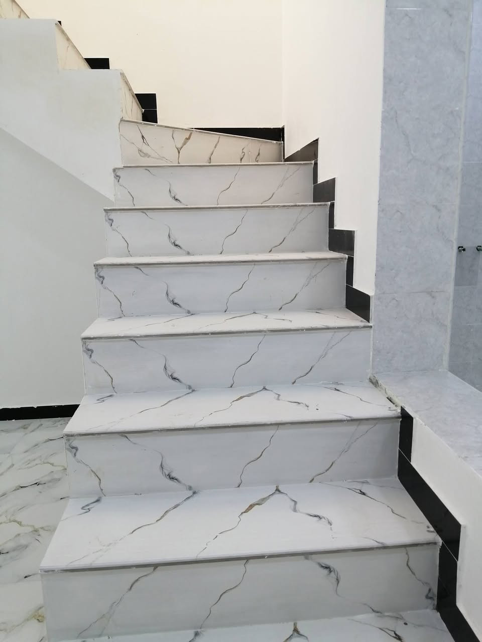 مشتمل طولاني للبيع او الايجار في السفحه الولئ كامل ع ٱڅڑ حبايه  ***********
