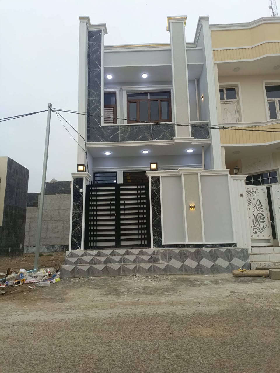 بسم الله
دار للبيع التحرير الزراعي محمد ليلئ 
الجزء الاول 
المساحه 100متر 5*20. قاطين فول مواصفات 
كامل كلشي شارع بعرض 10متر 
القاط الاول ستقبال وصاله ومطبخ وغرفة نوم وصحيات 
القاط الثاني غرفتين نوم وصاله وصحيات وسطح خارجي سيراميك 
موضح بالفيديو 
الاتصال ***********
