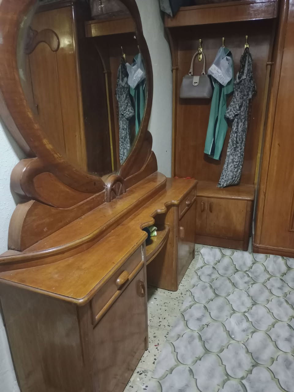 السلام عليكم غرفه للبيع الغرفه صاج عنواننا الديوانيه شارع المواكب الغرفه نظيفه رقم الموبايل***********
