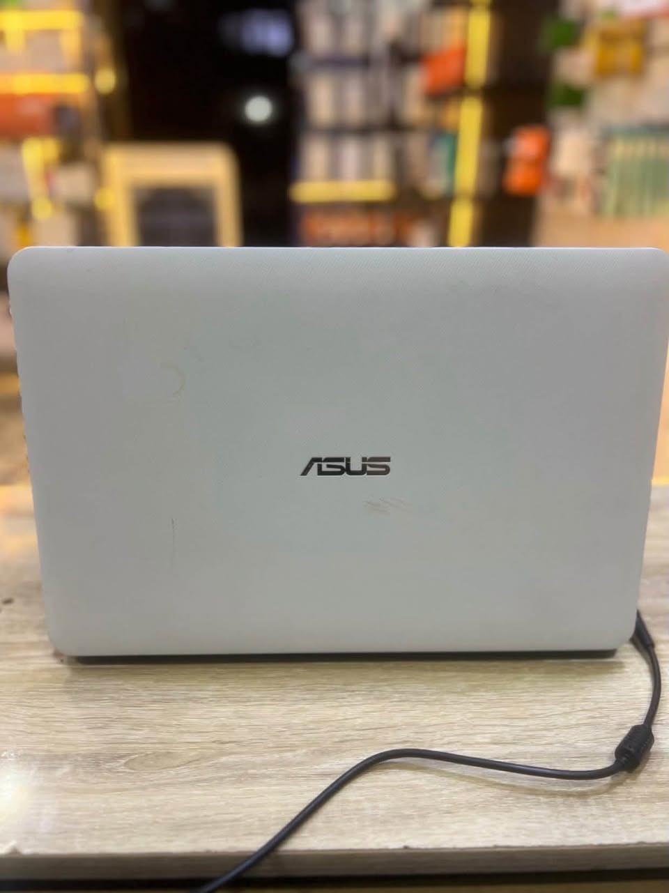 Asus 
معالج amd 
رام 8 4ddr
هارد 256 ssd سريع 
وندز 10 pro
مناسب للتصفح والدراسة
حجم سلم وخفيف
*********** 
السعر 🔥🔥
