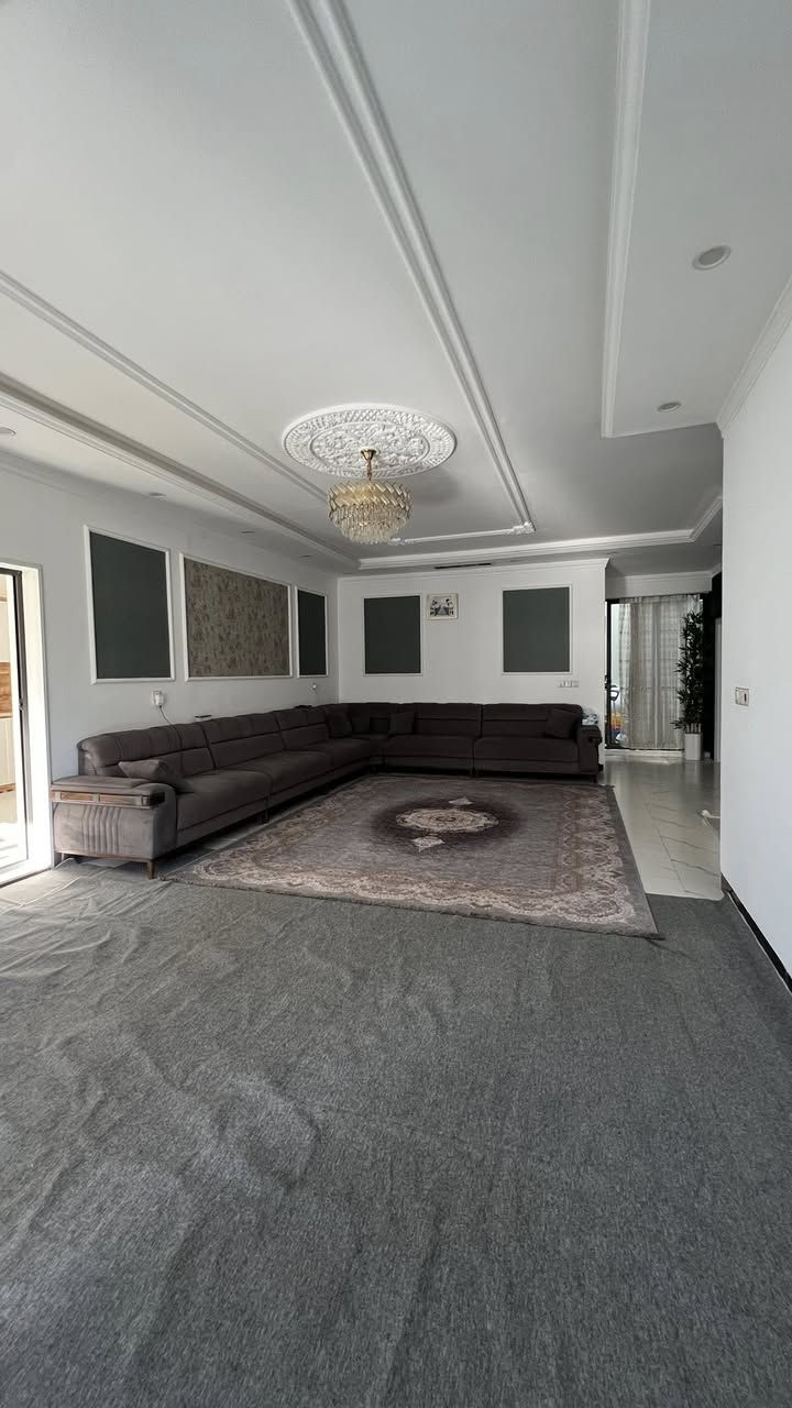 بيت للبيع ⭕️ 
٢٧٠ م 
اربيل هيران ستي 
٦ غرف نوم 
كدامه شارع ١٢ م 
حديقه واسعه 
تواصل 
☎️***********
