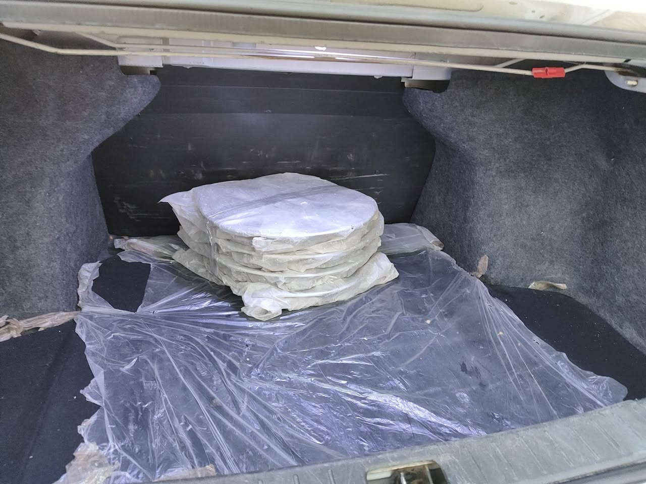السلام عليكم للبيع نيسان سني هندي موديل ٢٣ بسمي رقم اربيل سنويه ل٢٨ تريد تحويل تريد وكاله حاضر السياره جاهزه لا صبغ ولا تبديل بيه فقط رصعات عدد ٤ وشخوط بدعاميه دبل سويج وكباتها  السعر ١١٥ مكاني بغداد حي الجهاد الاتصال ***********
