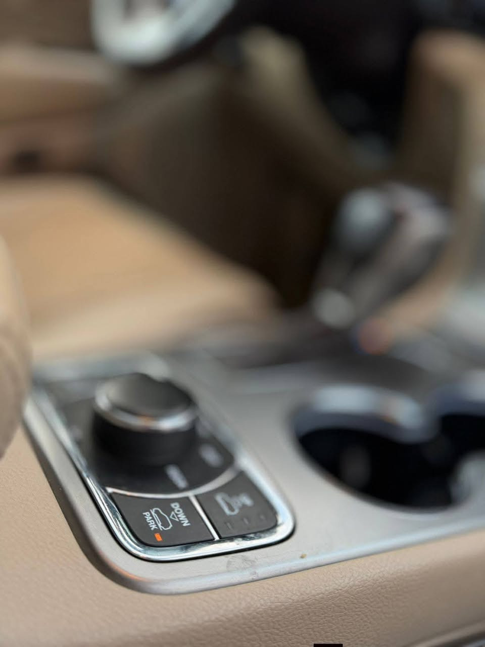 جيب 2018 شيروكي خليجي فول مواصفات  مزودة بمنظومة عدسات أوزوم للكشافات والأضواء زنون اللون: أبيض
المواصفات:
جكات
دفع رباعي 4×4
مقاعد جلد بيجي
بصمة تشغيل وأبواب
صندوق كهربائي
حساسات أمامية وخلفية
رادار جانبي وأمامي وخلفي
تشغيل عن بعد
نقطة عمياء
مصابيح LED
مصابيح متحركة مع المقود
تدفئة مقعد السائق والراكب
كراسي السائق والراكب كهرباء
تدفئة المقود
مقود كهرباء
نظام قيادة اقتصادي ورياضي وعادي
شفتات ستيرن
نظام للطرق: ثلجي، رملي، طيني، صخري
بلوجكترات LED
شاشة كبيرة
سيستم صوت بلادي
نظام الملاحة والخرائط
نظام تثبيت السرعة (الكروز)
نظام تحديد المسار
كاميرا دوارة أصلية
تدفئة بالمرايا
مرايا جانبية قابلة للطي عند الرجوع
مرايا داخلية وجانبية تعتيم عاكسة للضوء

صدر أمامي وخلفي جديد
بدون أي نقص
، بدون تبديل
المحرك ولكير بشرط ولم يفتحا 

رقم صاحب السيارة ***********
