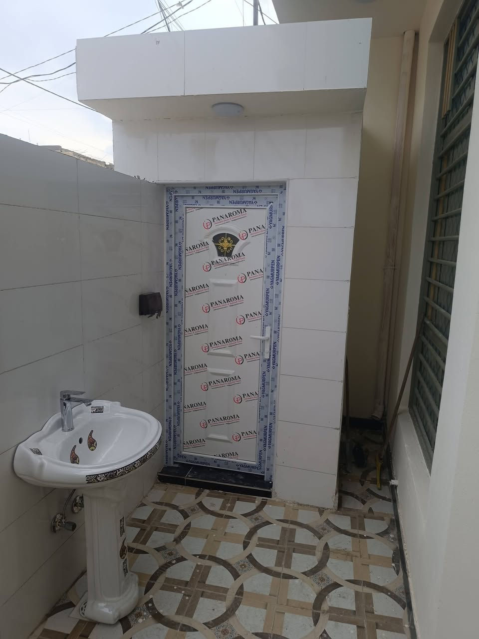 السلام عليكم مشتمل للبيع٥*٢٠ في حي الحوراء بناء جديد أربع قطع غرفة نوم وصاله ومطبخ واستقبال ومجوعه صحيح طابق واحد الصطح اشتايكر شغل الله شاهد درجه اولى قريب على المدارس وساحه قرب شارع سيد يعقوب السعر ٨٠ وبيه مجال الاتصال ***********
