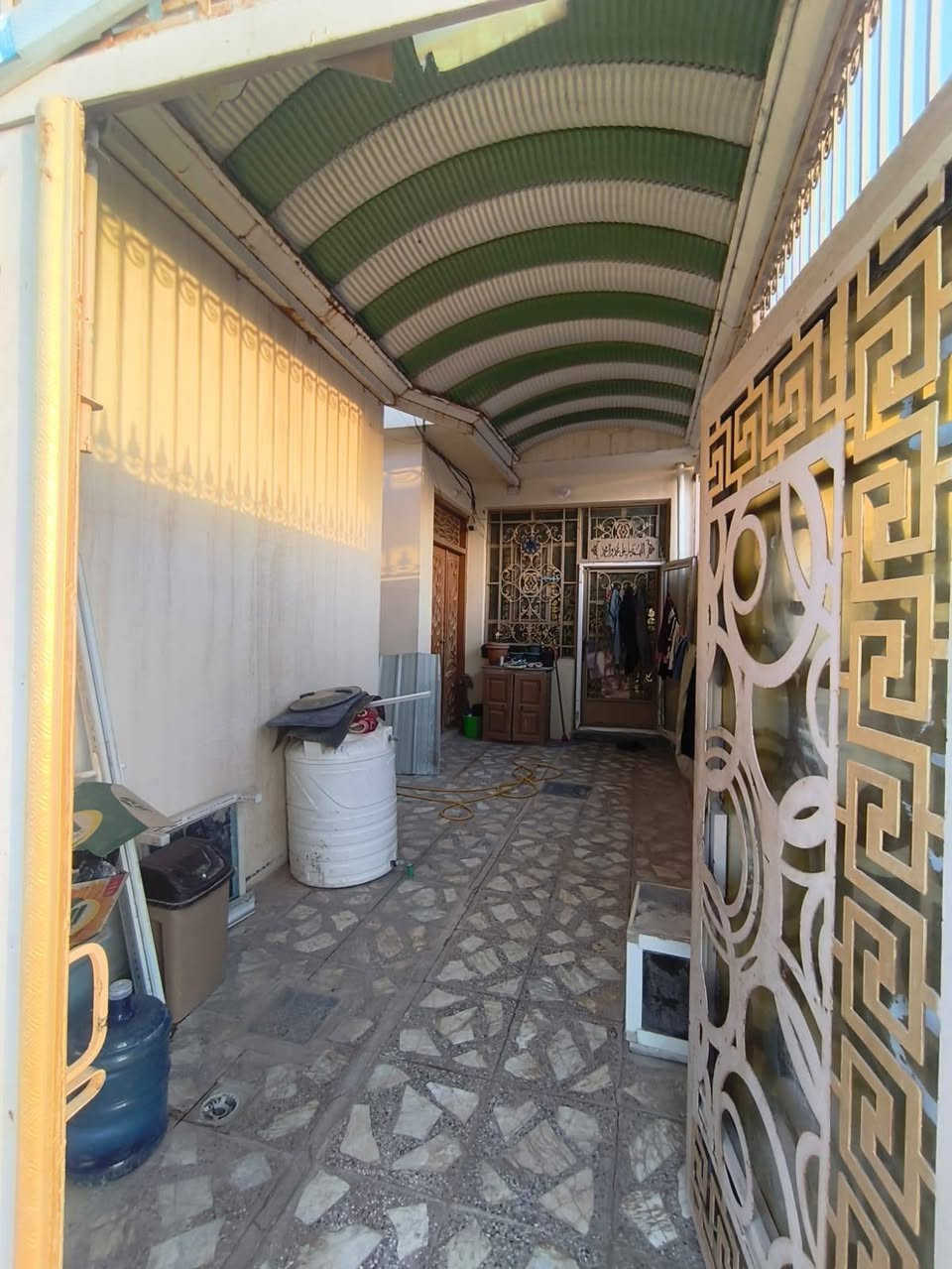 السلام عليكم ورحمة الله وبركاته
دار للبيع مساحة 200 متر 
حي النداء شارع المكاتب على الشارع مقابيل الساحة 
الدار يتكون 
من محلات عدد 2 
وغرفتين نوم 2 
صالة/استقبال/ مطبخ / 2 مكشوفات/ 2 حمامات 
بناء جناي درجة اولى 
السعر اتصل بالرقم
***********
