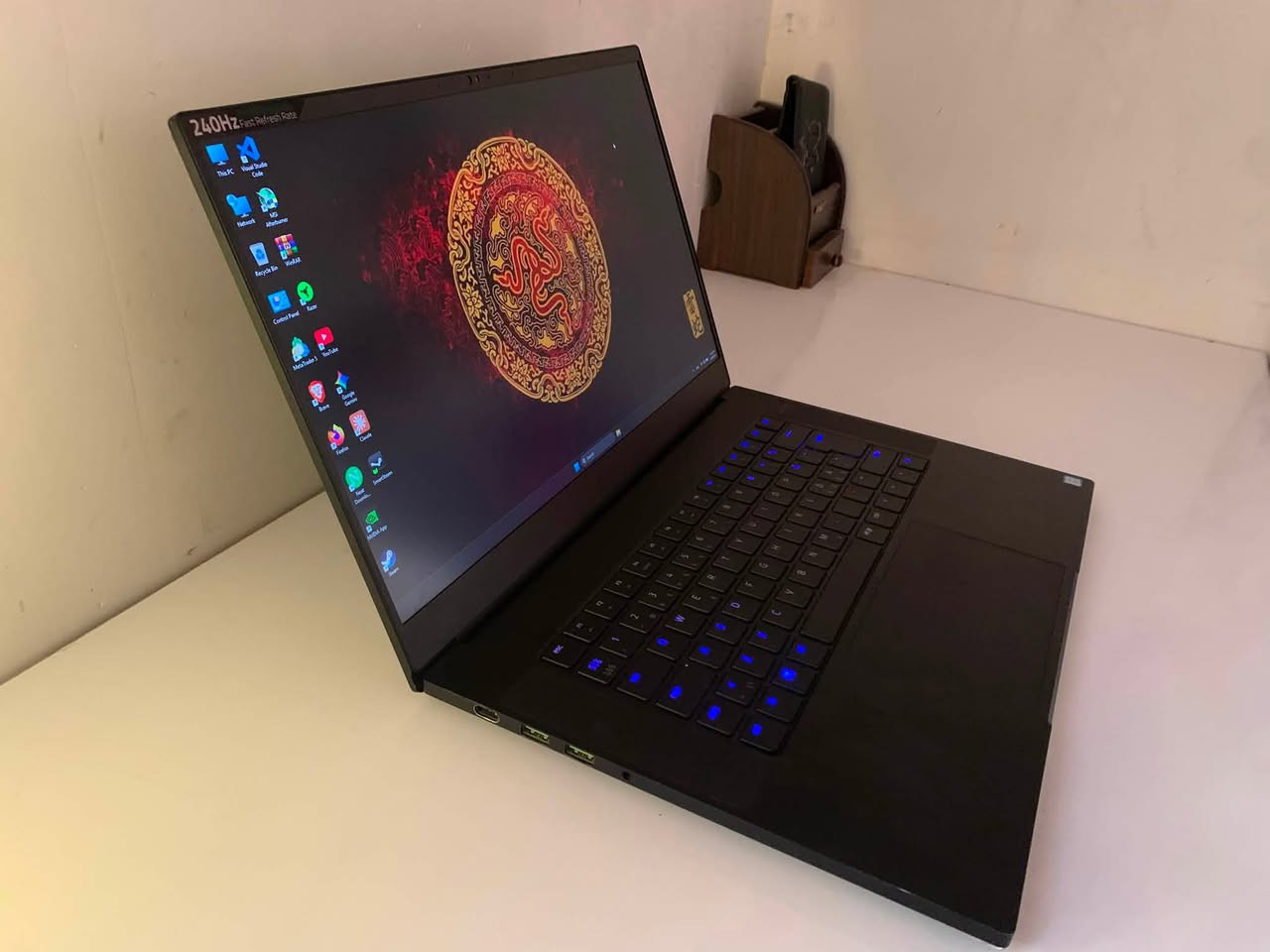 للبيع: لابتوب كيمينك Razer بمواصفات قوية 
الجهاز ممتاز وأداءه قوي للألعاب والبرامج الثقيلة، مع شاشة جداً سلسة.
المواصفات:
 المعالج: Intel Core i7 9750H
 كارت الشاشة: RTX 2080 (8GB)
 الرام: 16GB (8x2)
 الشاشة: FHD بتردد 240Hz
🎁 هدية ويا الجهاز: ماوس رايزر (Razer) الأصلي.
الملحقات: الشاحن الأصلي.
مع توصيل لكل العراق ⚪️
لتواصل: ***********
