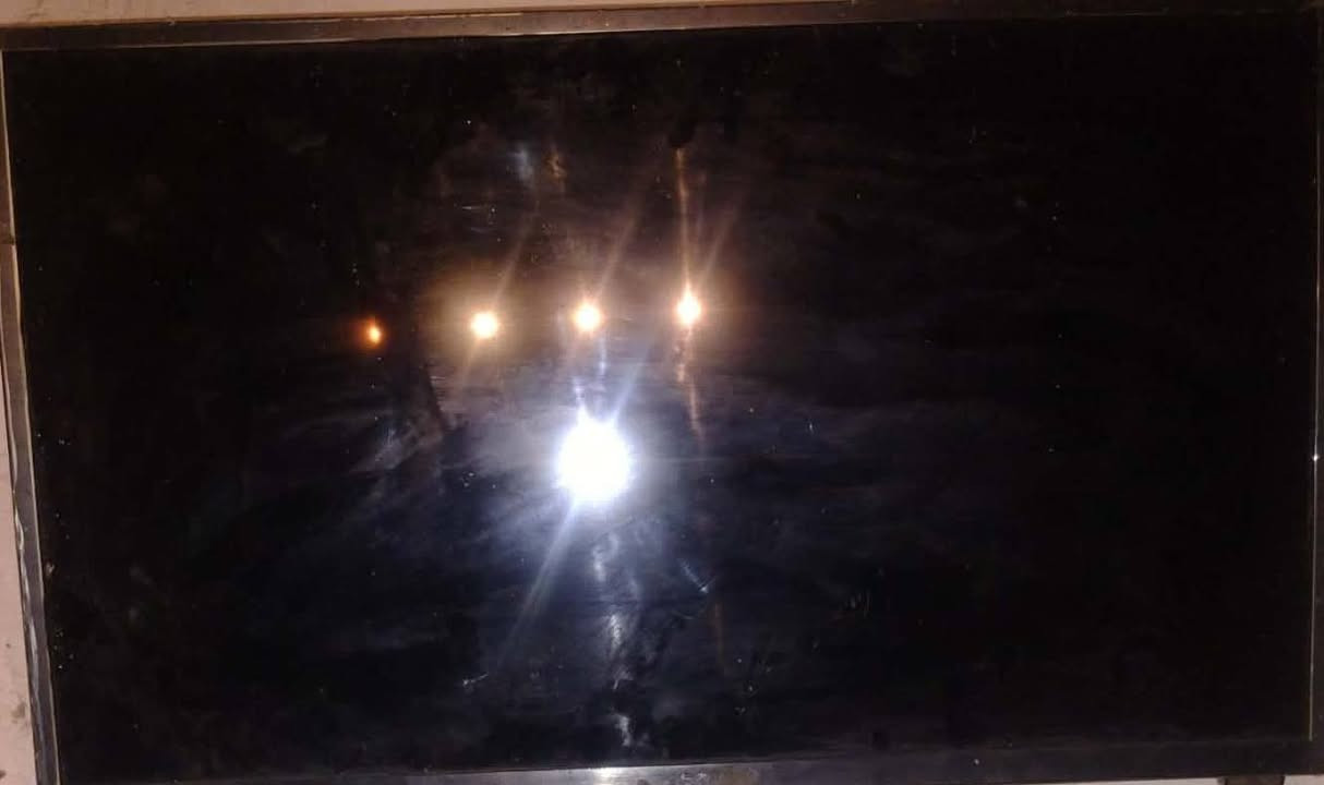 السلام عليكم بلازمة للبيع حجم 32بدون نت نظيفة السعر 80الف مكان الزعفرانية شارع المركز الاستفسار خاص او على رقم ***********
