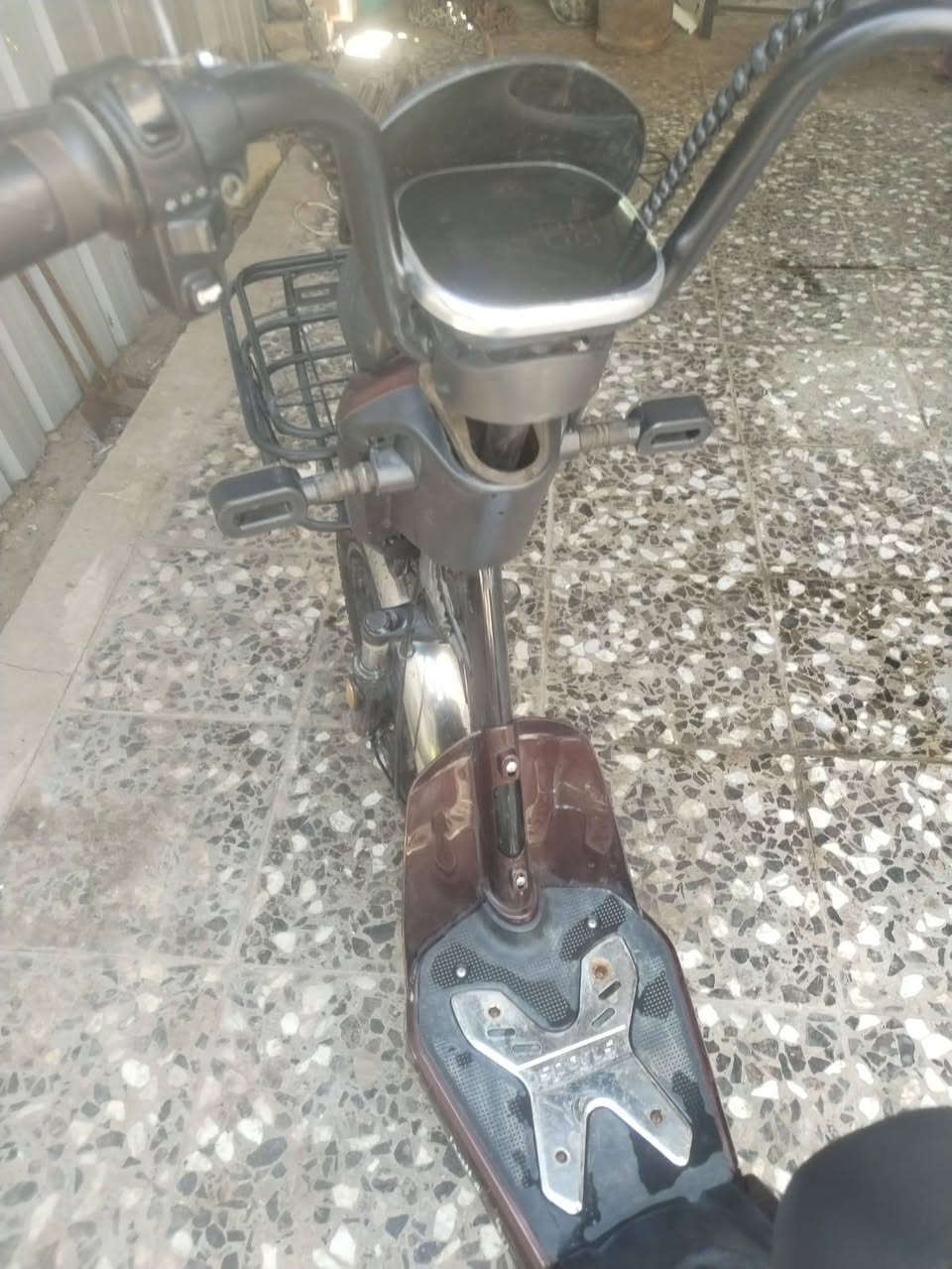 دراجة شحن نظيفة جدا استعمال قليل  كانت متروكه كهربائيات كله شغاله بطاريات عدد 4  نص عمر السعر 325الف موبايل *********** متواجد واتتساب فقط
