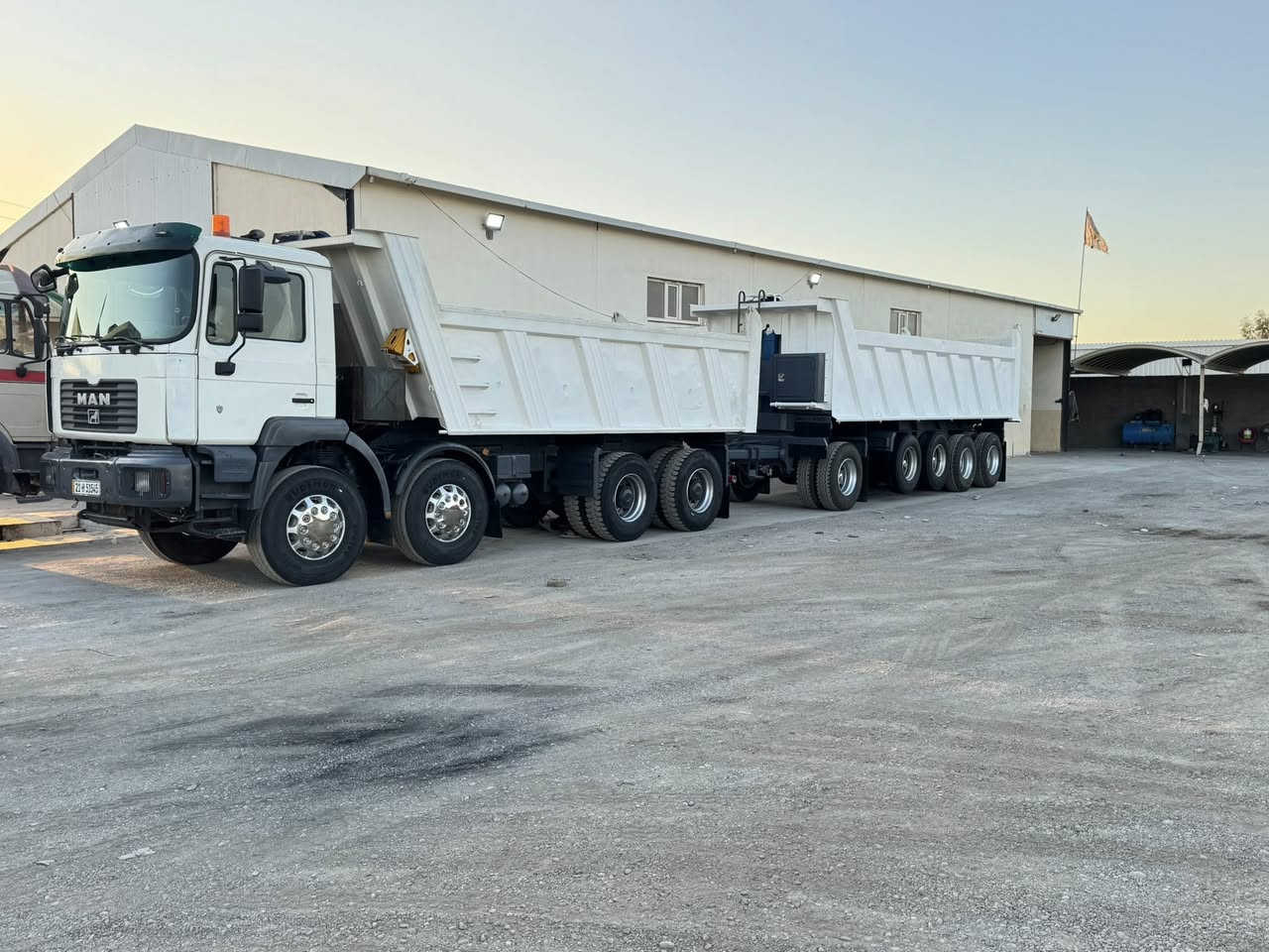 مان صقر قاطرة ومقطوره 2002 مكينه 410 مجموعه جي اف شاصي عالي مكفول تدفئة تبريد سنويه وهزة جديد سليمانية 3 لوحات باسمي 
مقطورة تفصال 2025 گاعية 8 قطعه وحدة وصفاح 6 
فارغ السياره 26 طن 
***********
