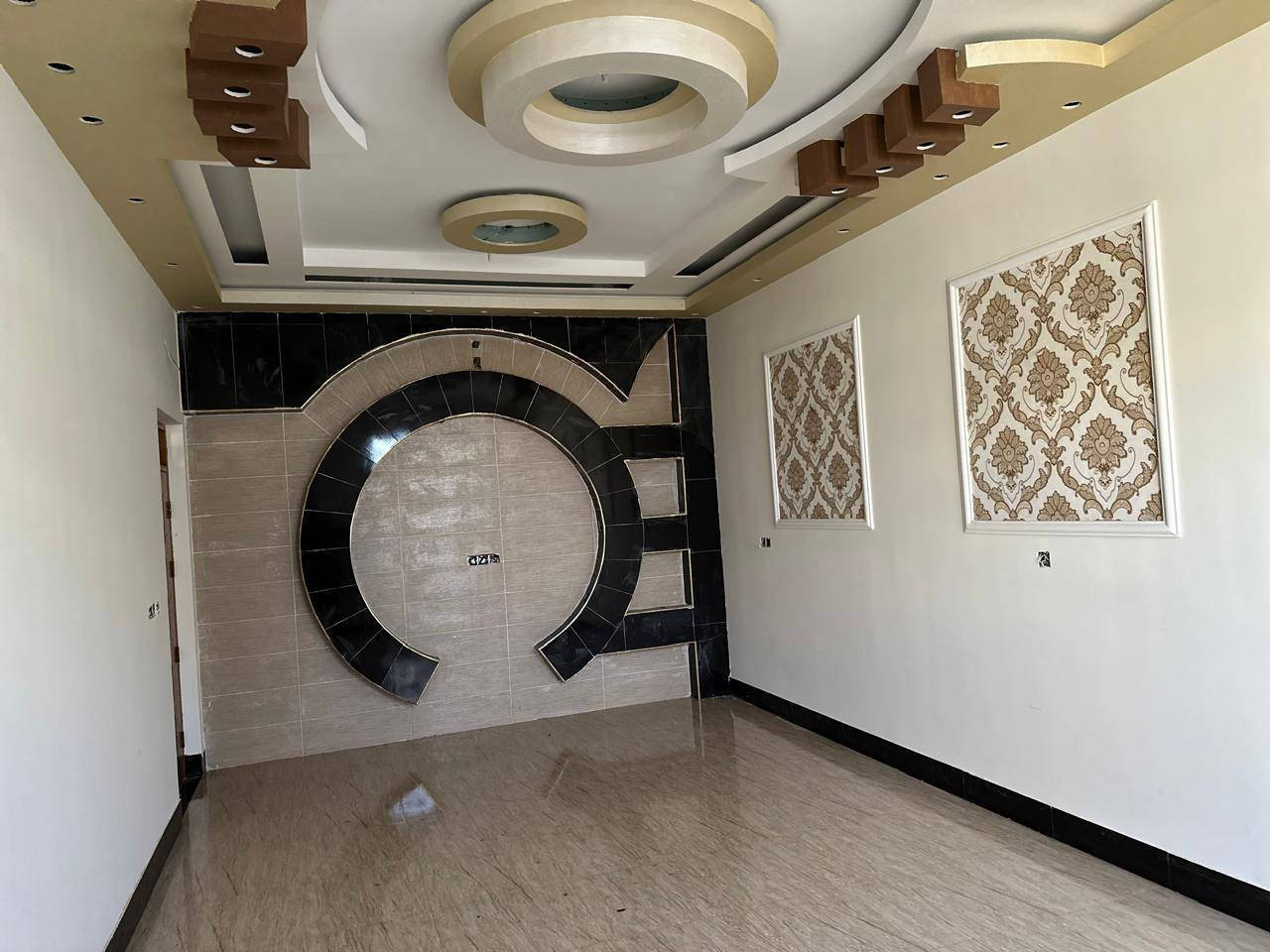 بيت للبيع في حي القدس قرب المدرسه الصينيه 
مساحة ٢٥٠متر بناء درجه اولى طابو تحويل مباشر منطقه راقيه جدا استفسار اكثر اتصل على هذا الرقم ***********السعر ١٩٠ وبي مجال
